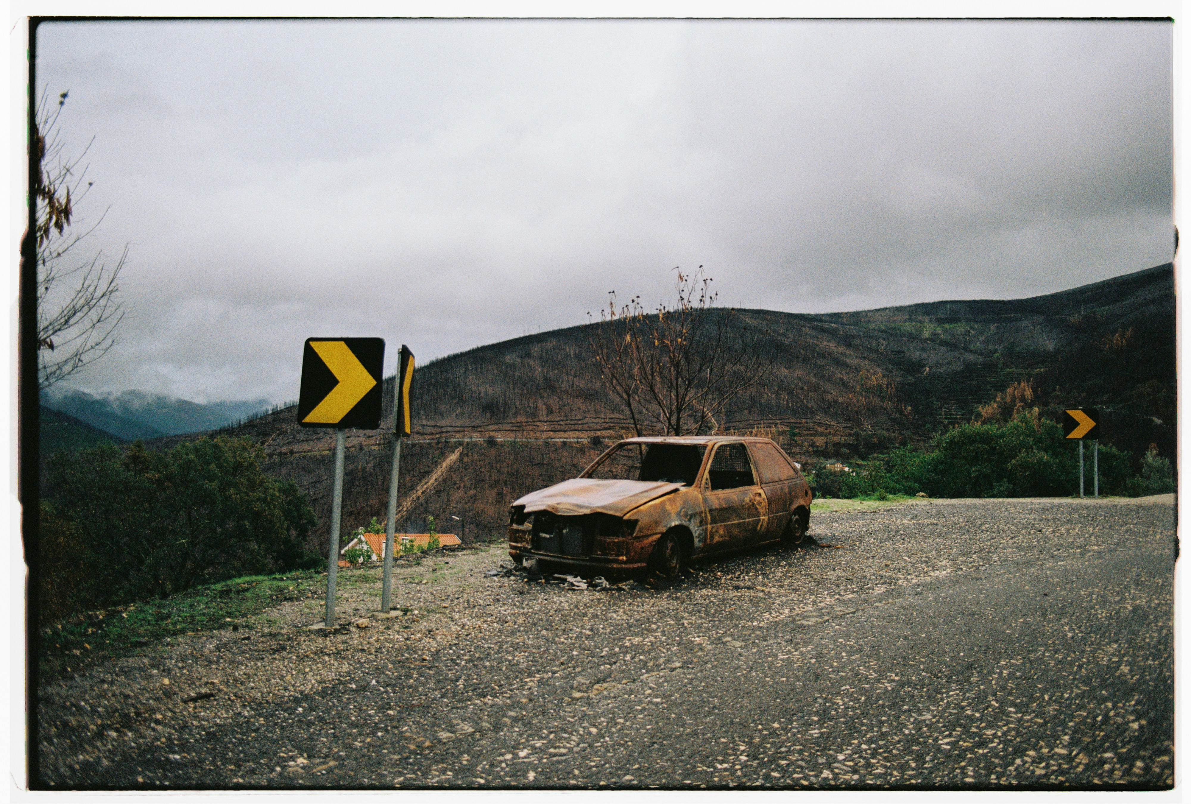 Voiture brûlée sur le bord d’une route désolée