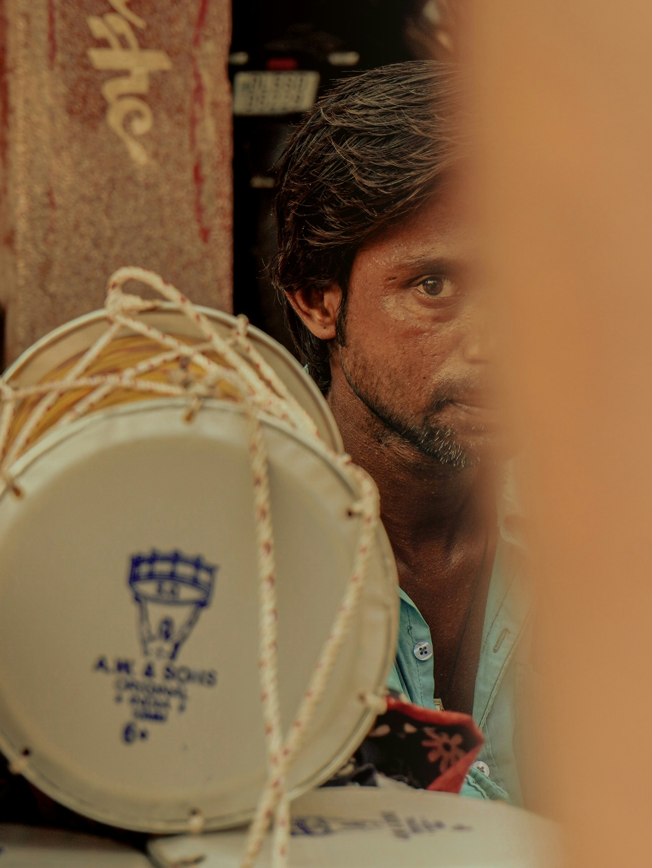 Mann, der hinter einer Trommel hervorlugt