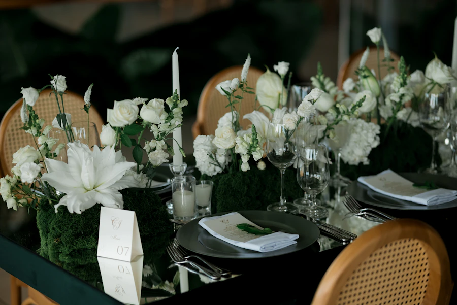 Elegant wedding table setting with white flowers and candlelight