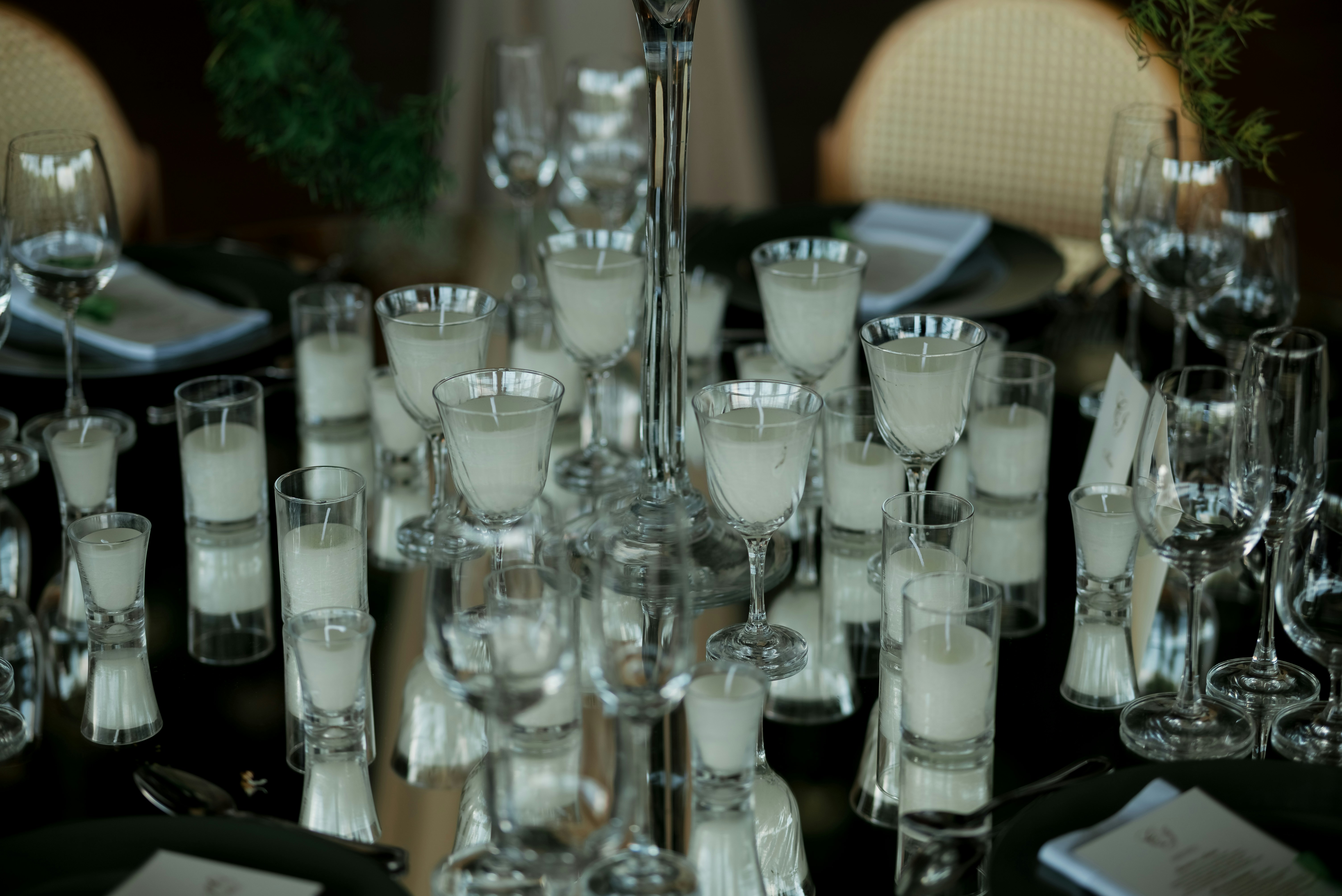 ショット用の小さなグラスがたくさん並べられたテーブル。