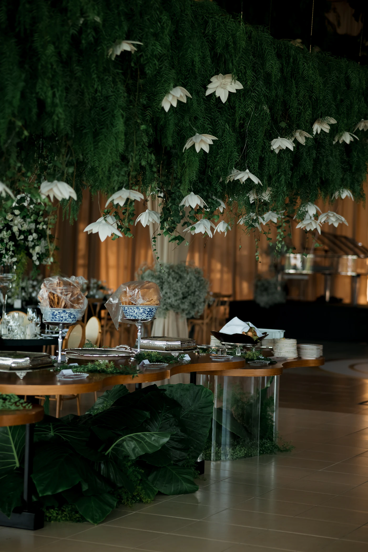 How to handle dietary restrictions with buffet lines — A beautifully styled wedding buffet with labeled dishes for guests with dietary needs
