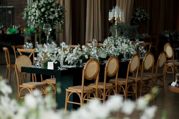 Elegantes Setting mit floralem Mittelpunkt