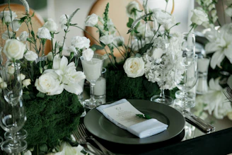 Elegant table setting with white flowers and dark plates