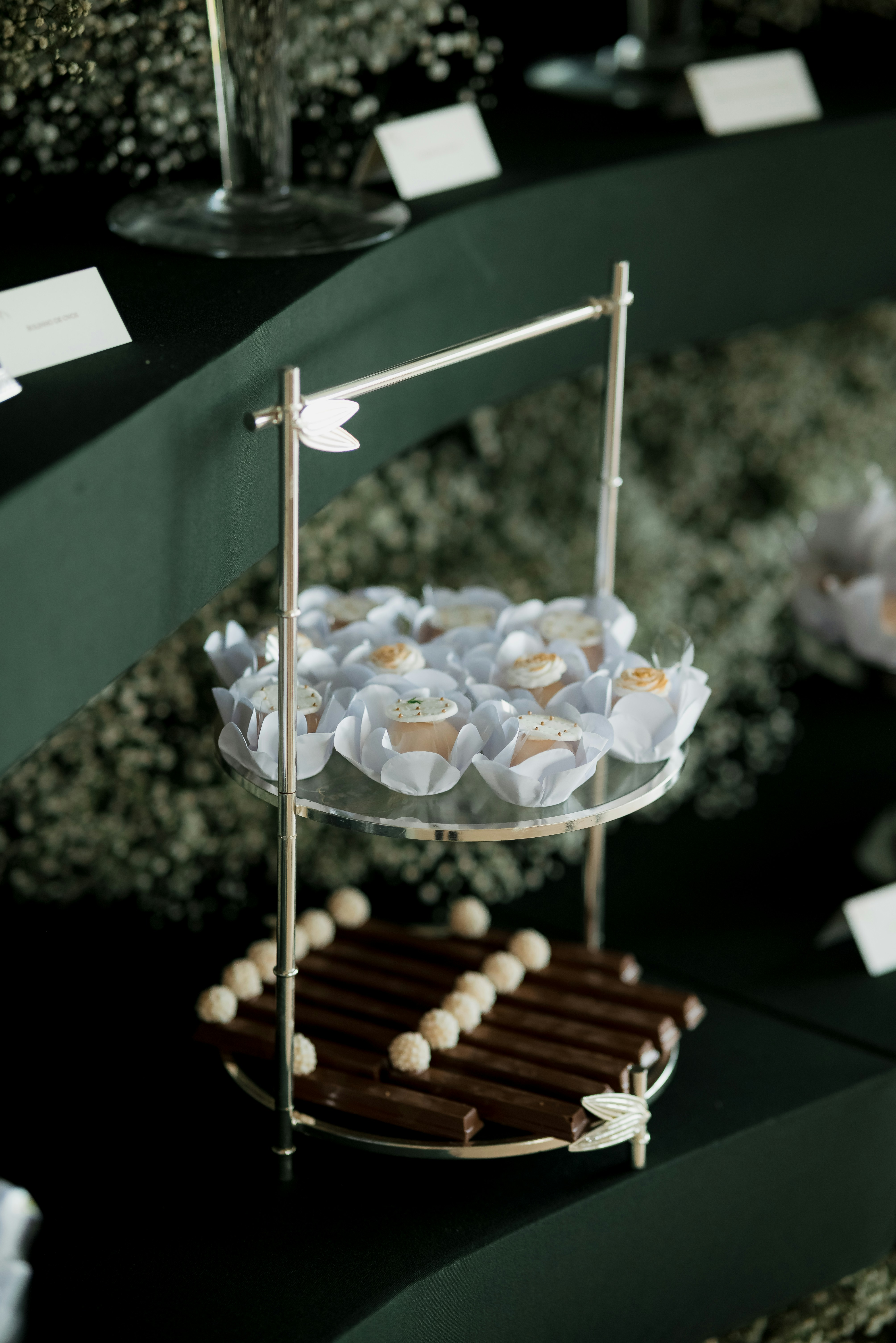 チョコレートとキャンディーが置かれた二段の銀製スタンド