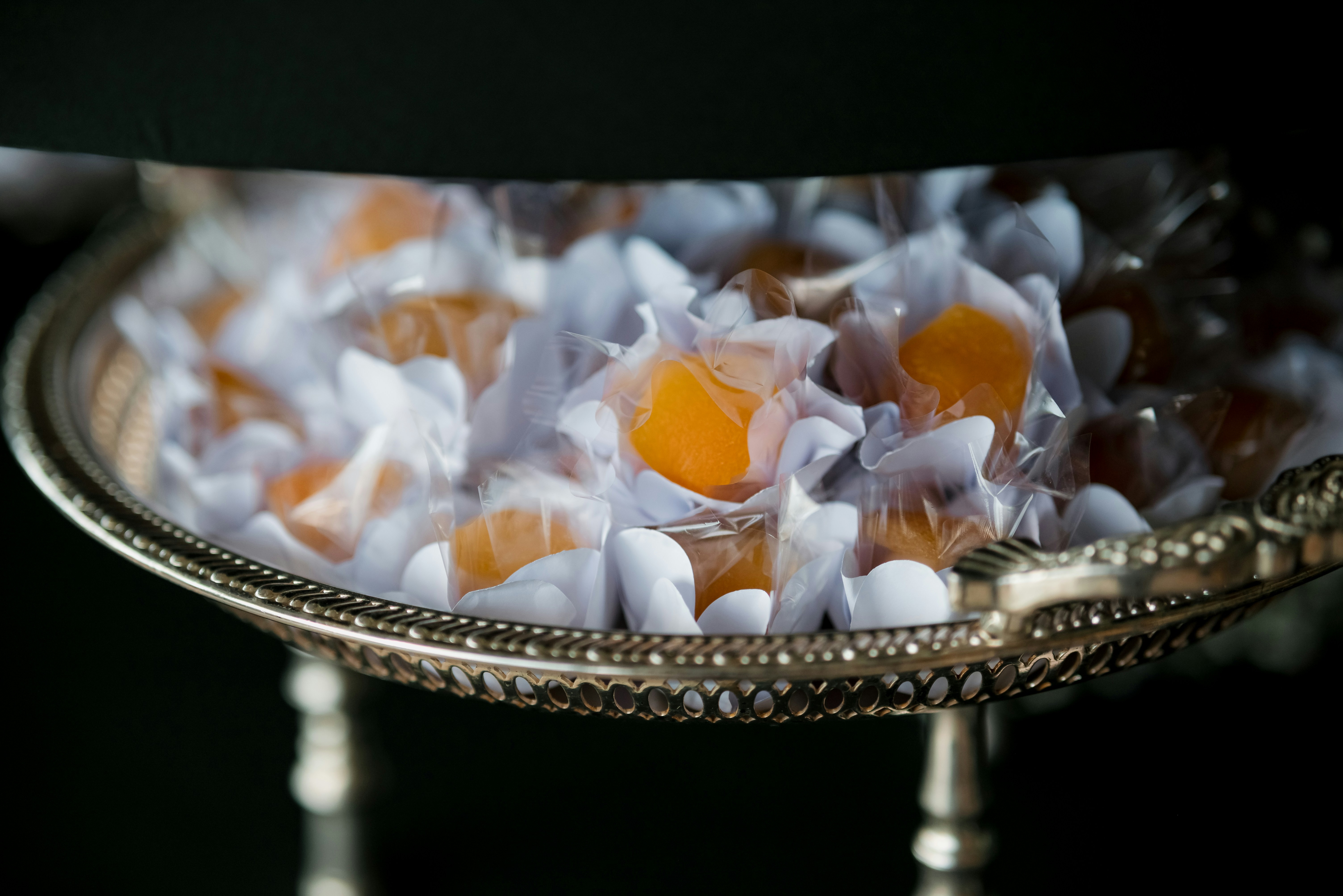 小さなキャンディが一つずつセロファンで包まれ、トレイに載せられていました。