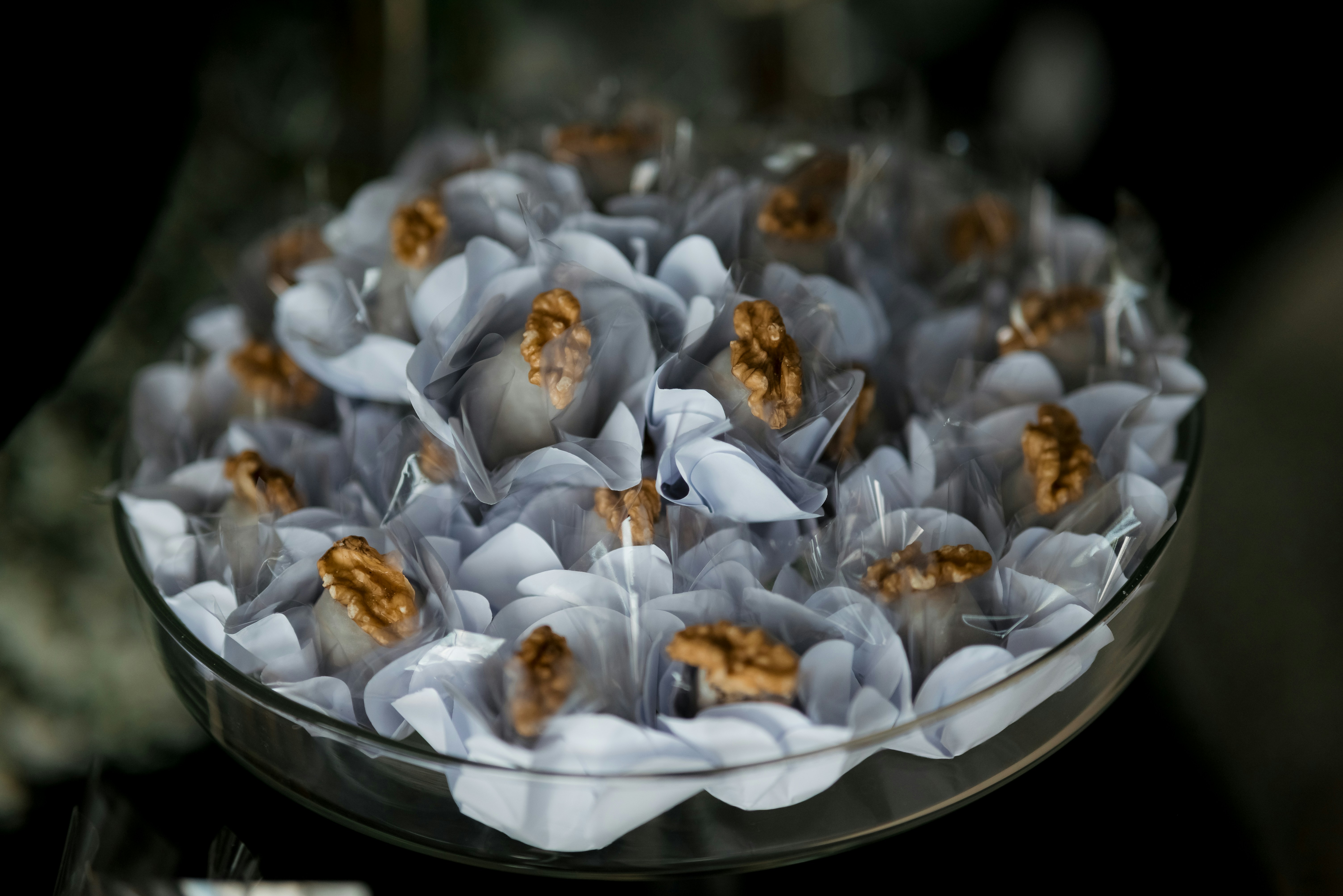 クルミが乗ったキャンディーのボウル