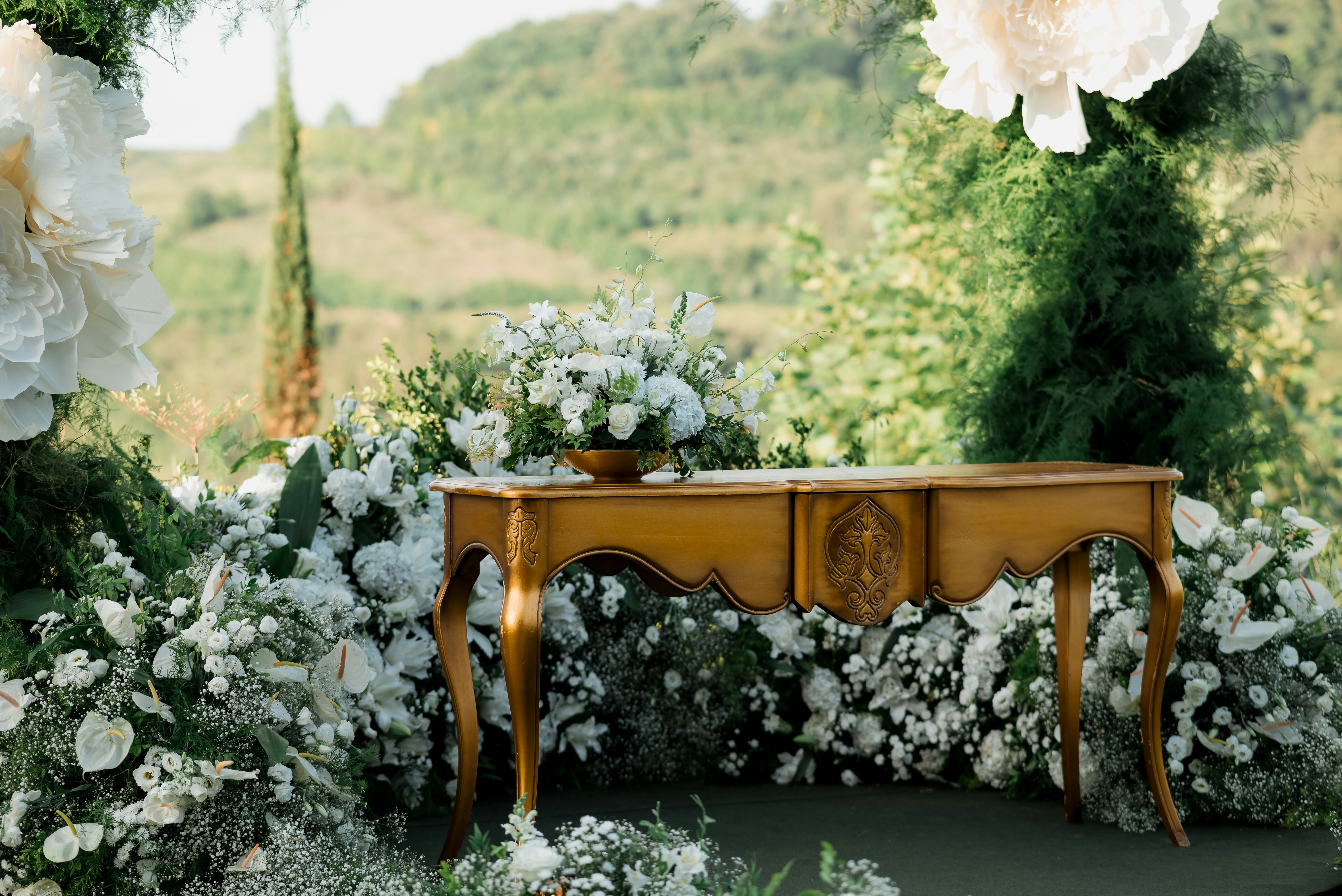 屋外の花のアレンジメントが施された華やかなテーブル