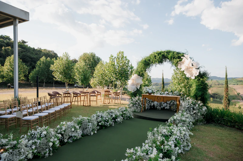 Ceremonia exterior con arco floral