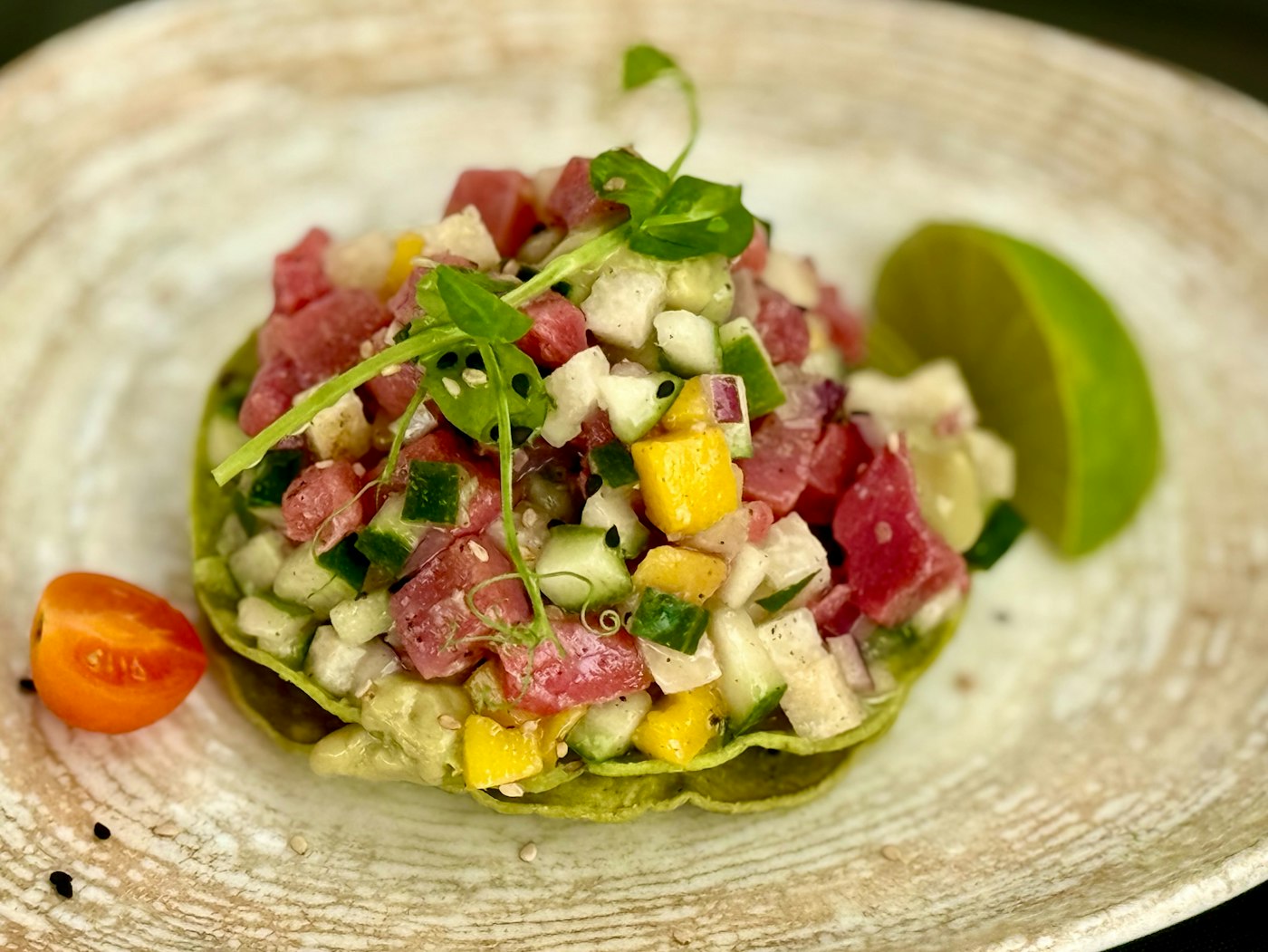 Tartare di tonno con mango, cetriolo e lime su tostada