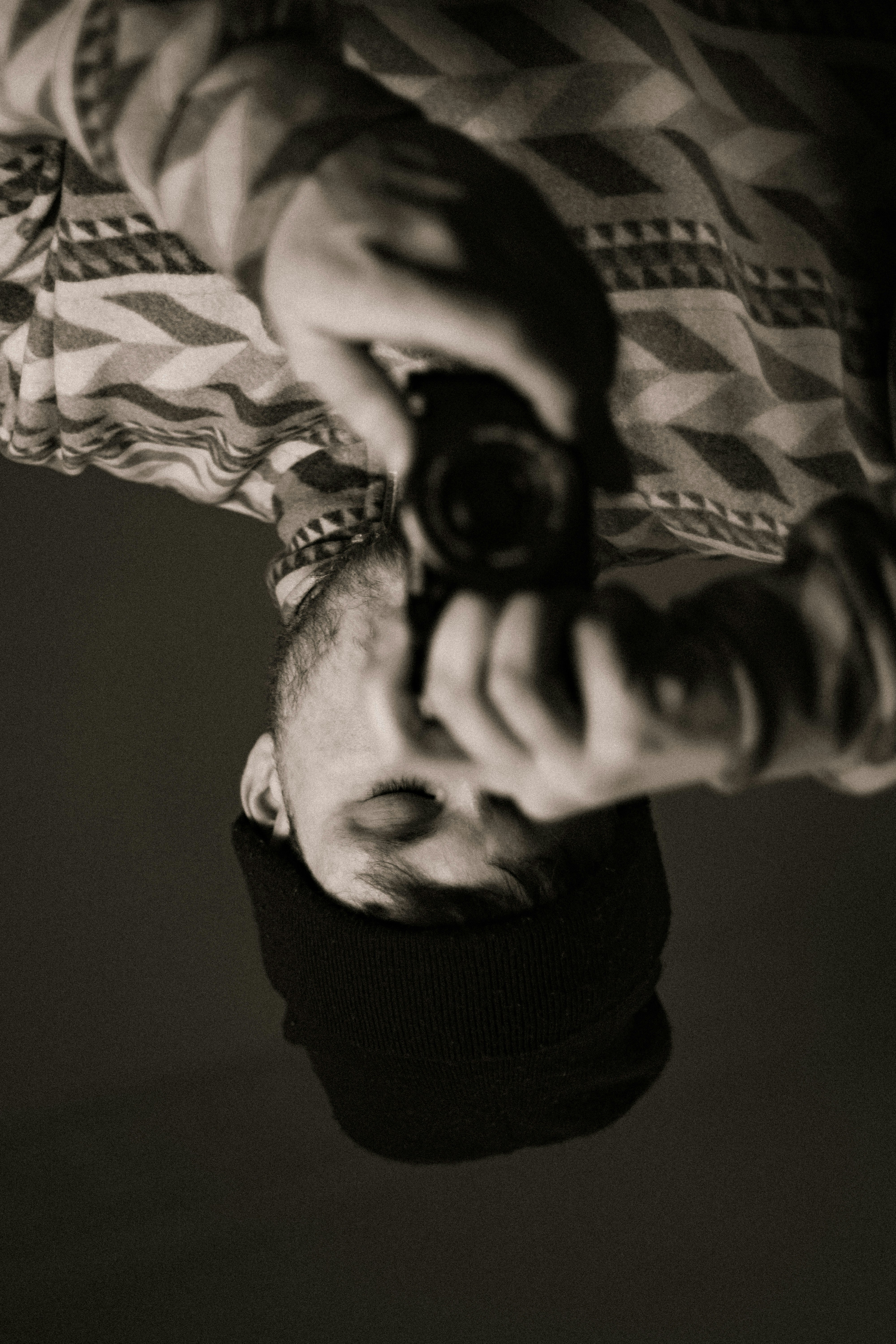 Mann mit Mütze hält die Kamera und schaut in die Kamera