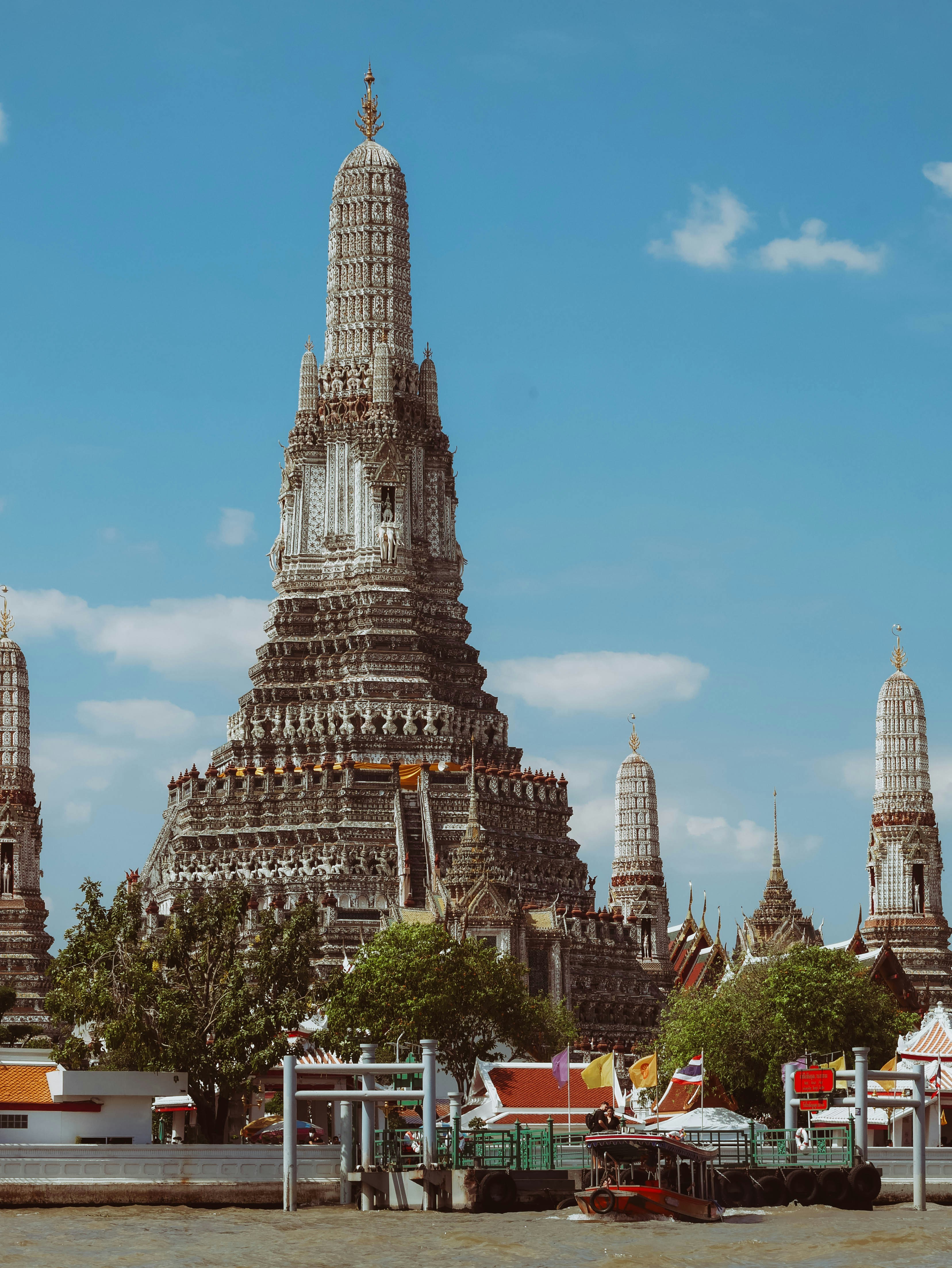 Wat arun temple complex on a clear day