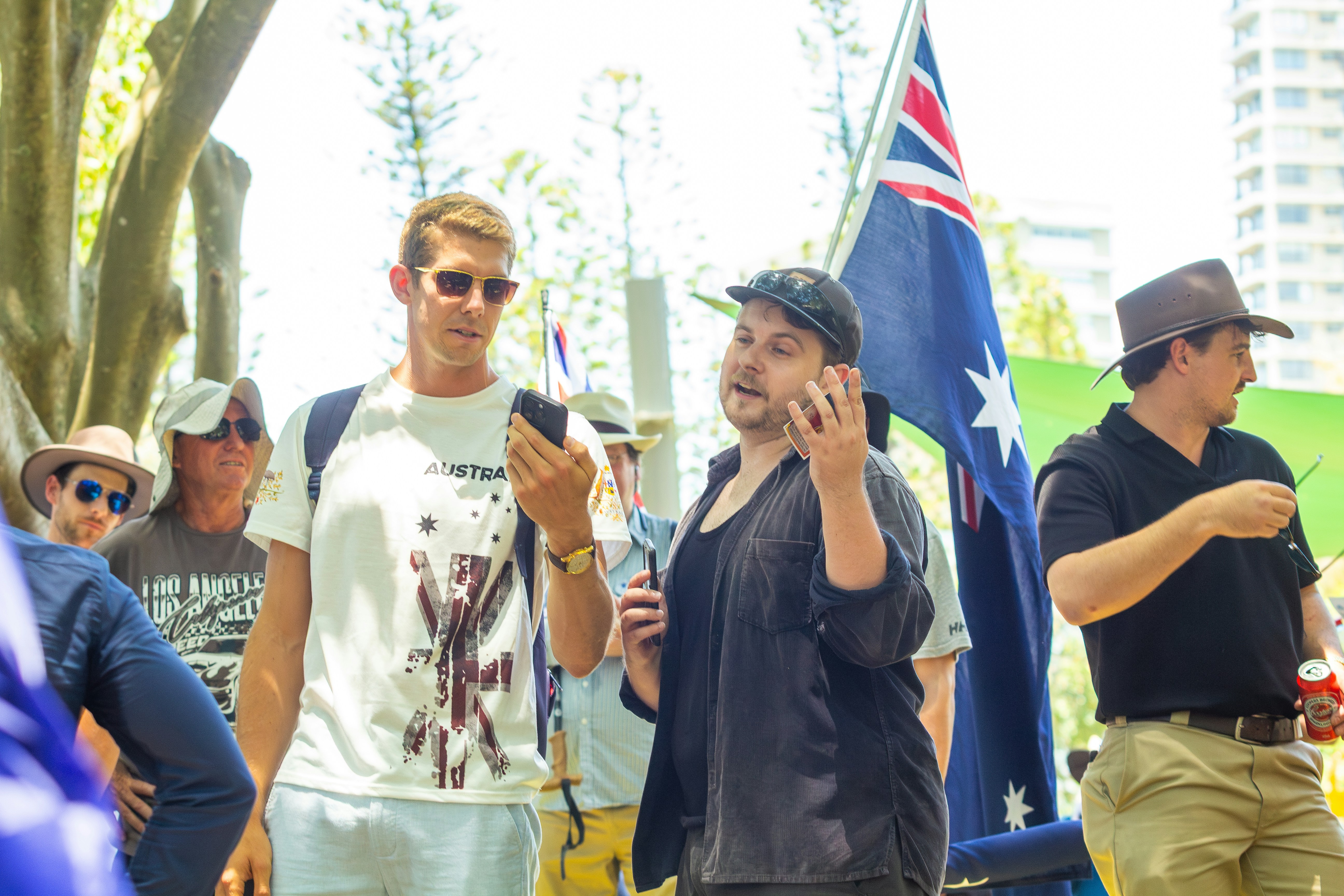 Hombres reunidos al aire libre con la bandera australiana