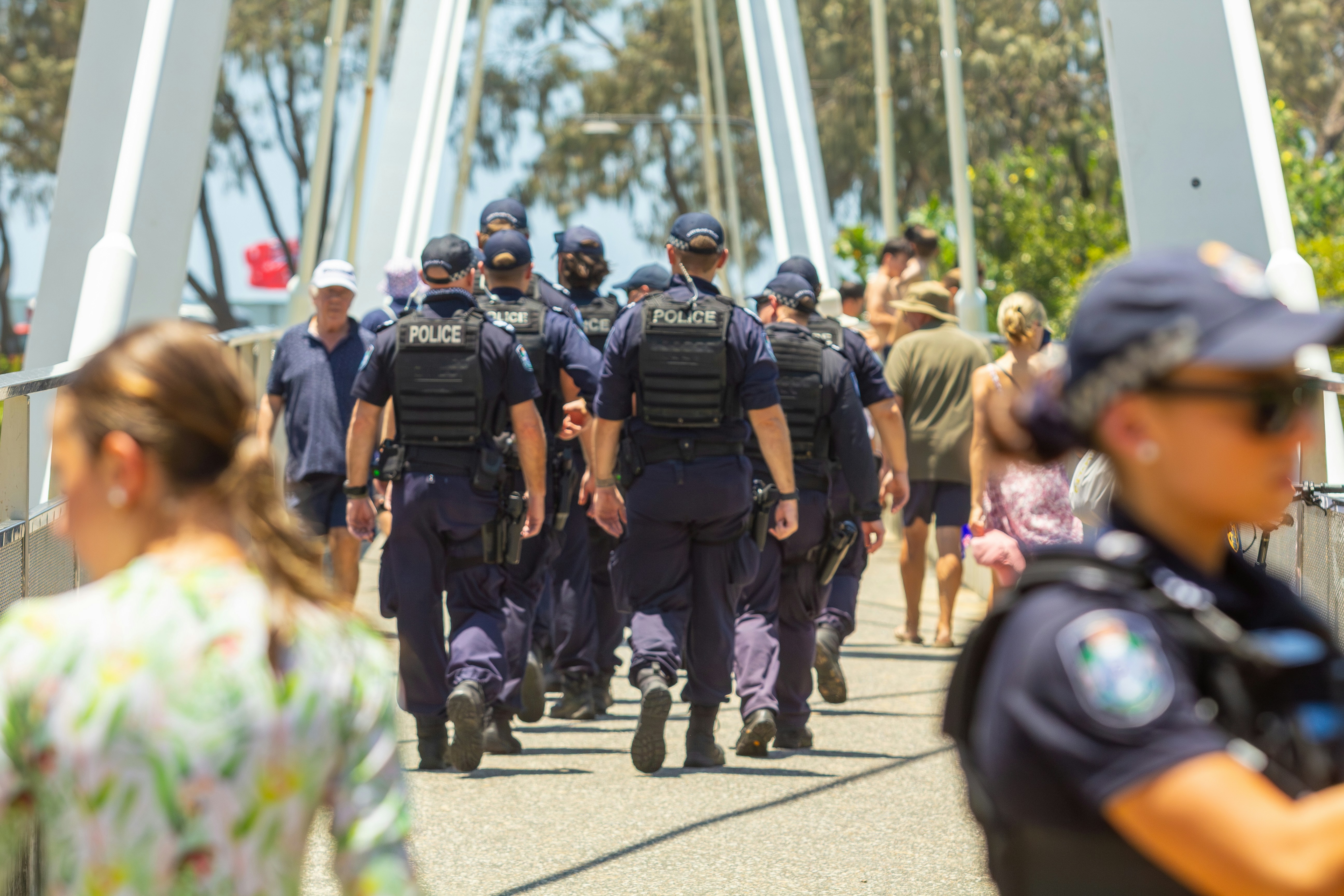 Des policiers marchent en formation sur un pont