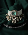 Exquisite pearl and emerald choker necklace with diamond accents