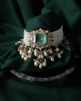 Exquisite pearl and emerald choker necklace with diamond accents