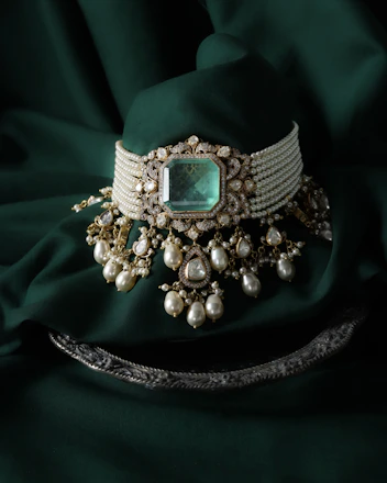 Exquisite pearl and emerald choker necklace with diamond accents