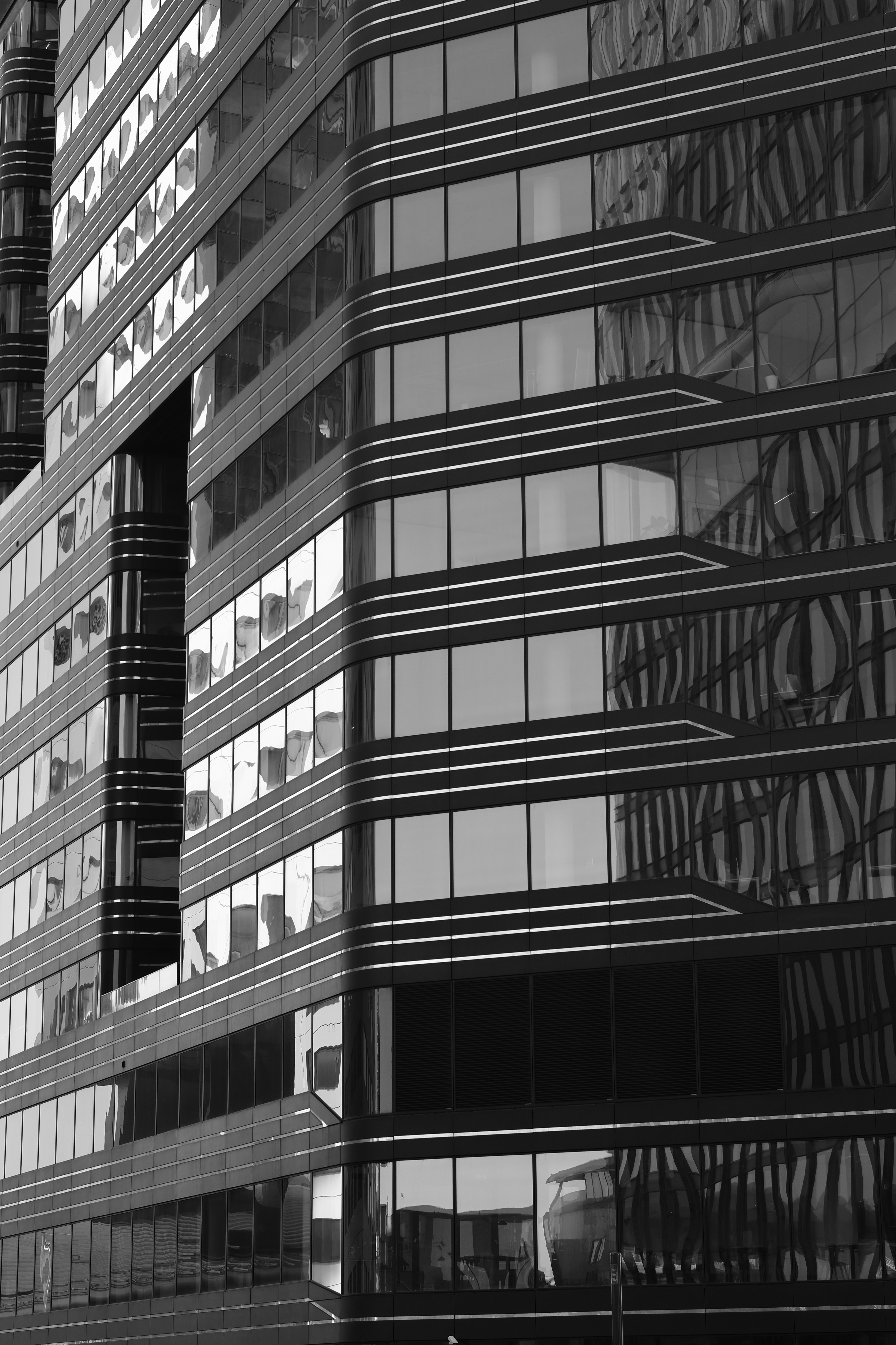 Edifício moderno de vidro com janelas refletivas