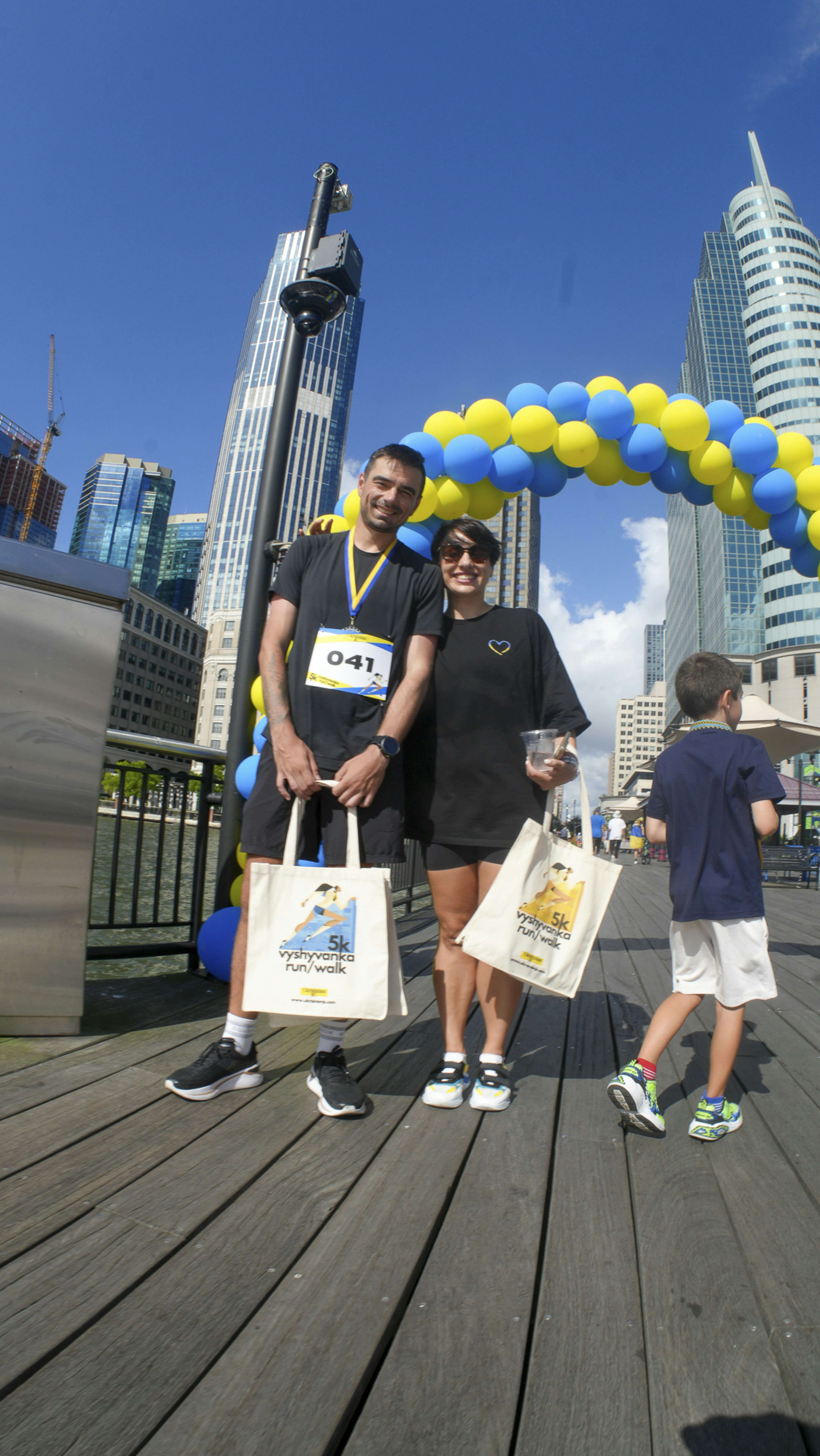 Kombinieren Sie es mit Tragetaschen bei einer Outdoor-Veranstaltung mit städtischem Hintergrund