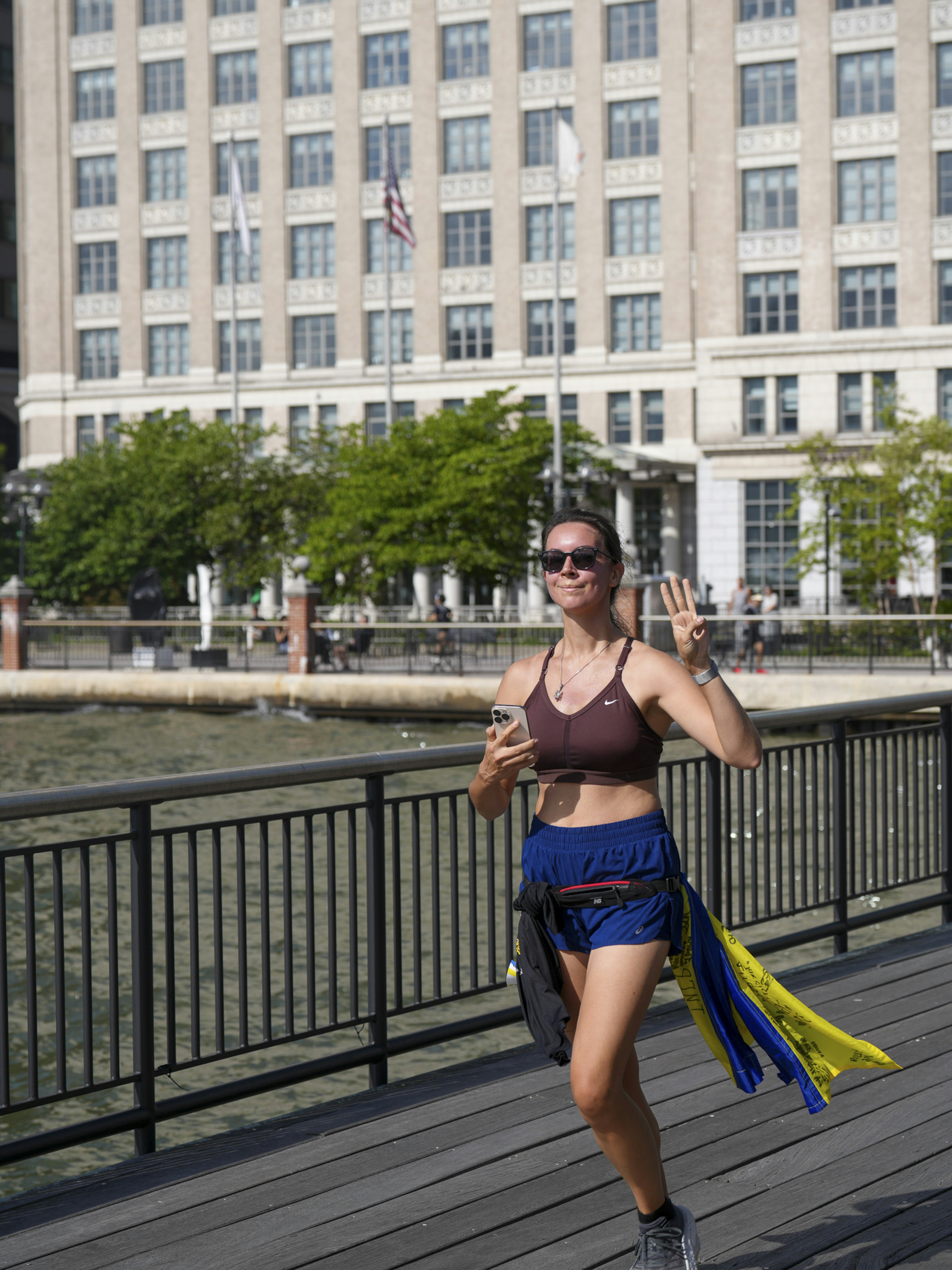 Wanita jogging dengan bendera Ukraina terpasang pada celana pendek