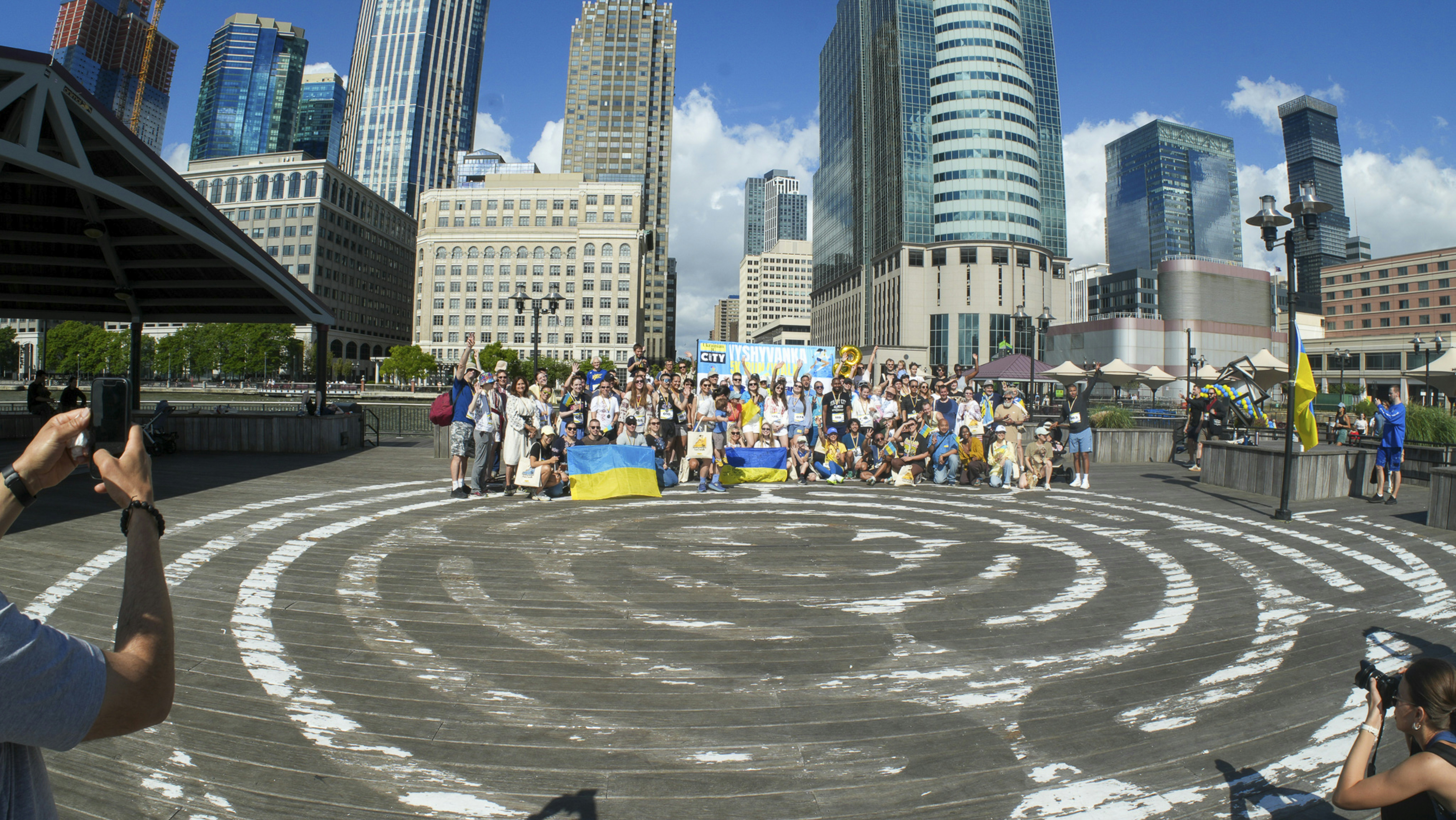 Eine große Gruppe von Menschen versammelt sich mit ukrainischen Flaggen.