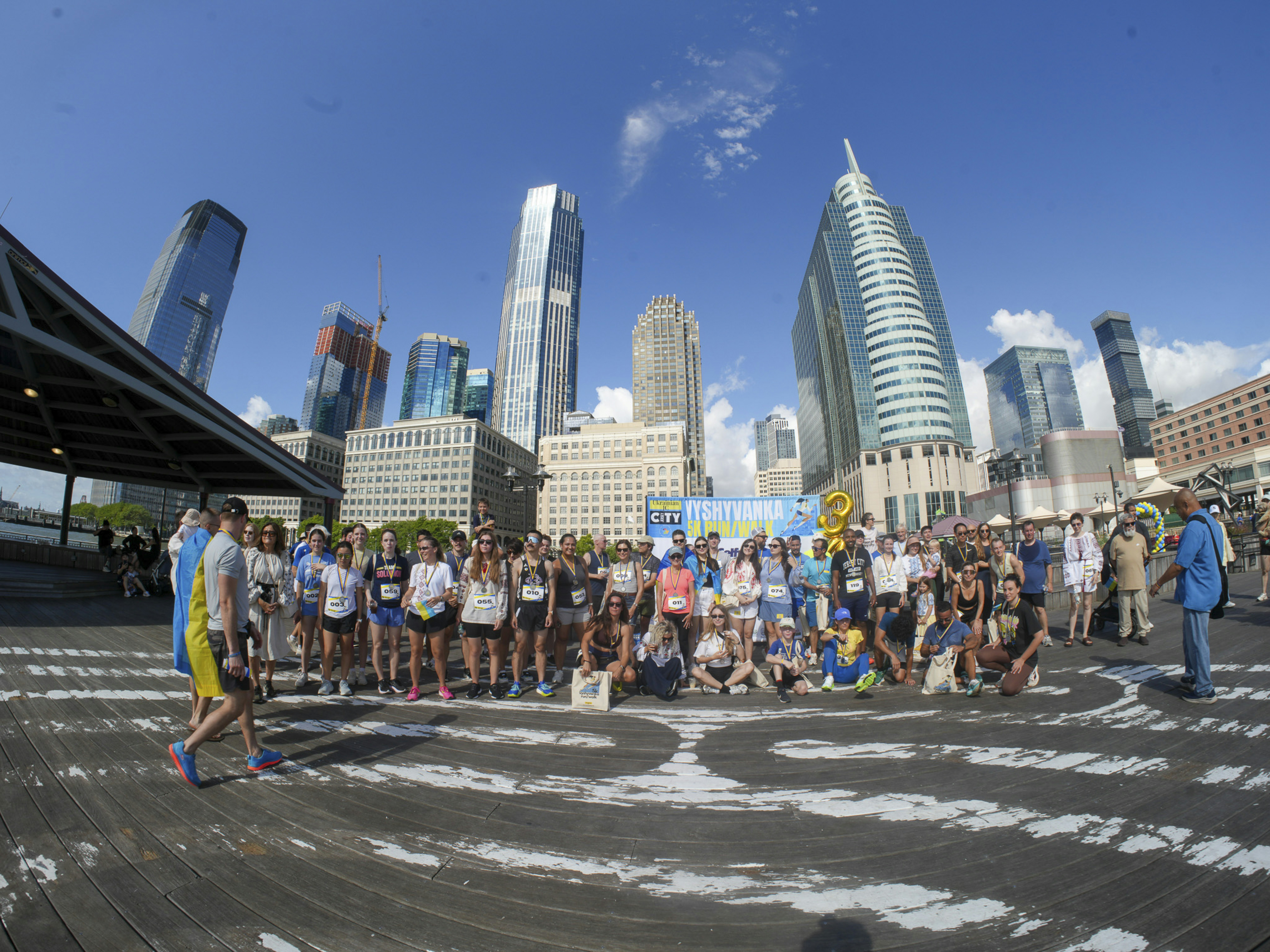 Gruppe von Menschen, die mit einer Stadtsilhouette im Hintergrund posieren