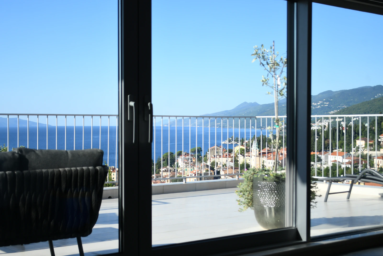 Vue depuis un balcon à Malabata sur la baie de Tanger, la Méditerranée et la côte d'Espagne