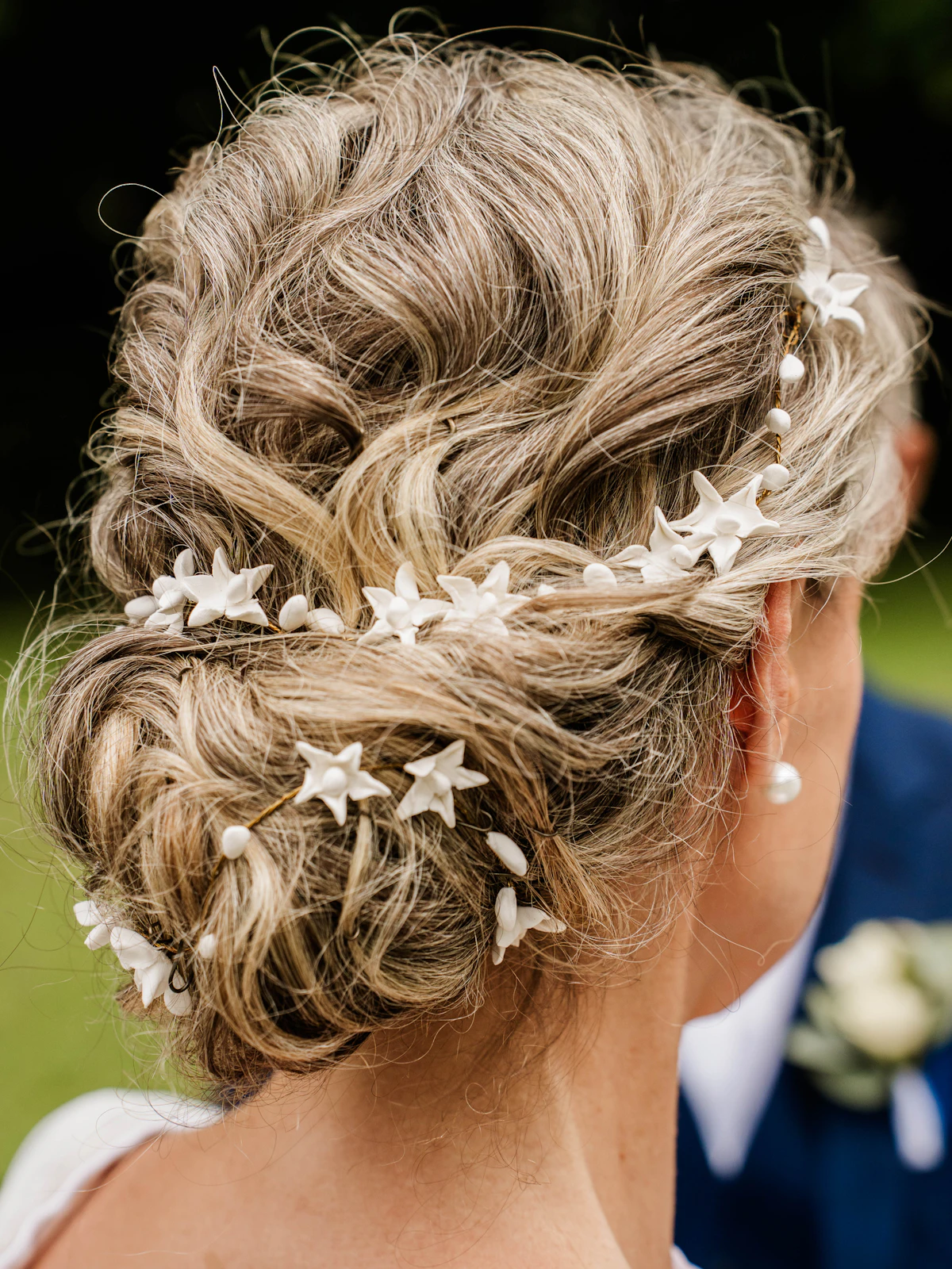 Acconciatura elegante con accessori per occasioni speciali