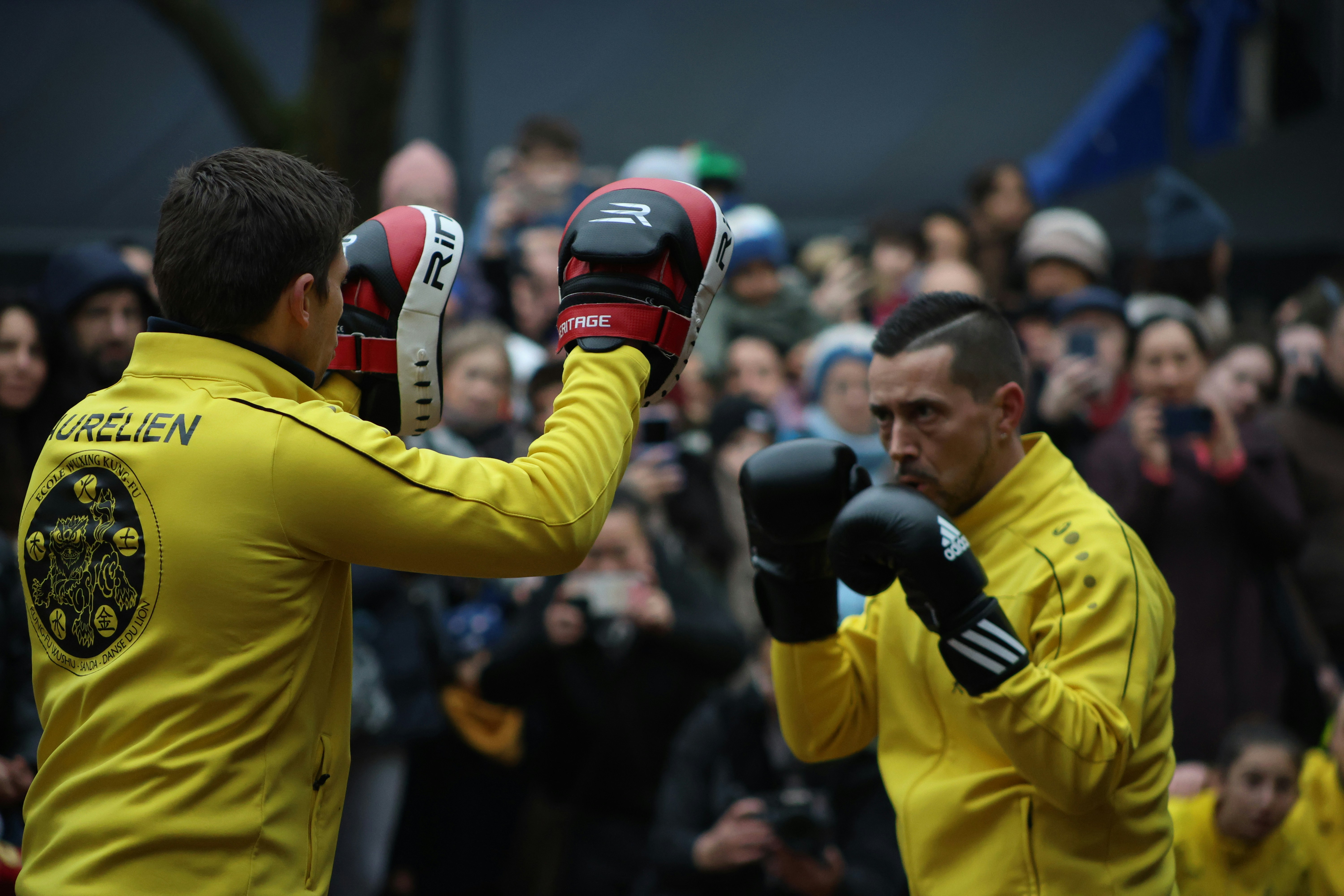 Árbitro separando a dos boxeadores durante un combate