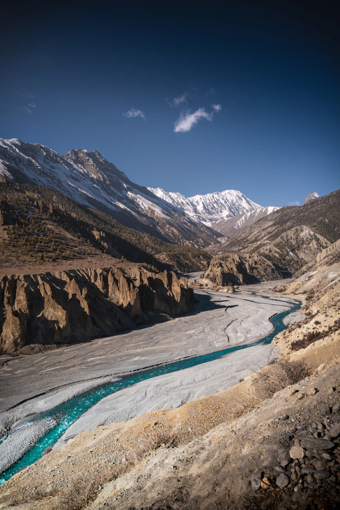 Río atravesando un cañón rocoso y seco