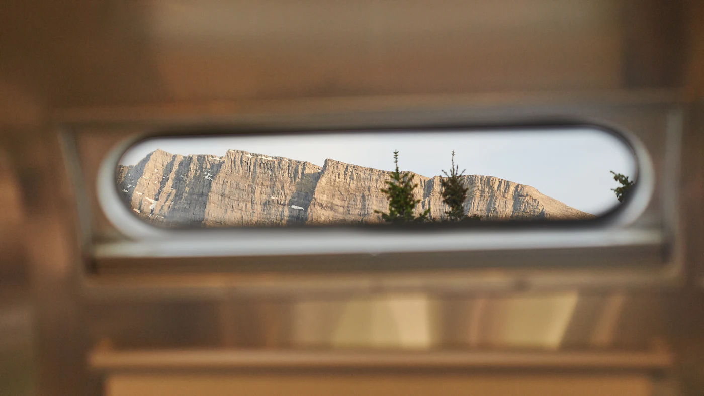 Vista de montaña desde la ventana de una camper