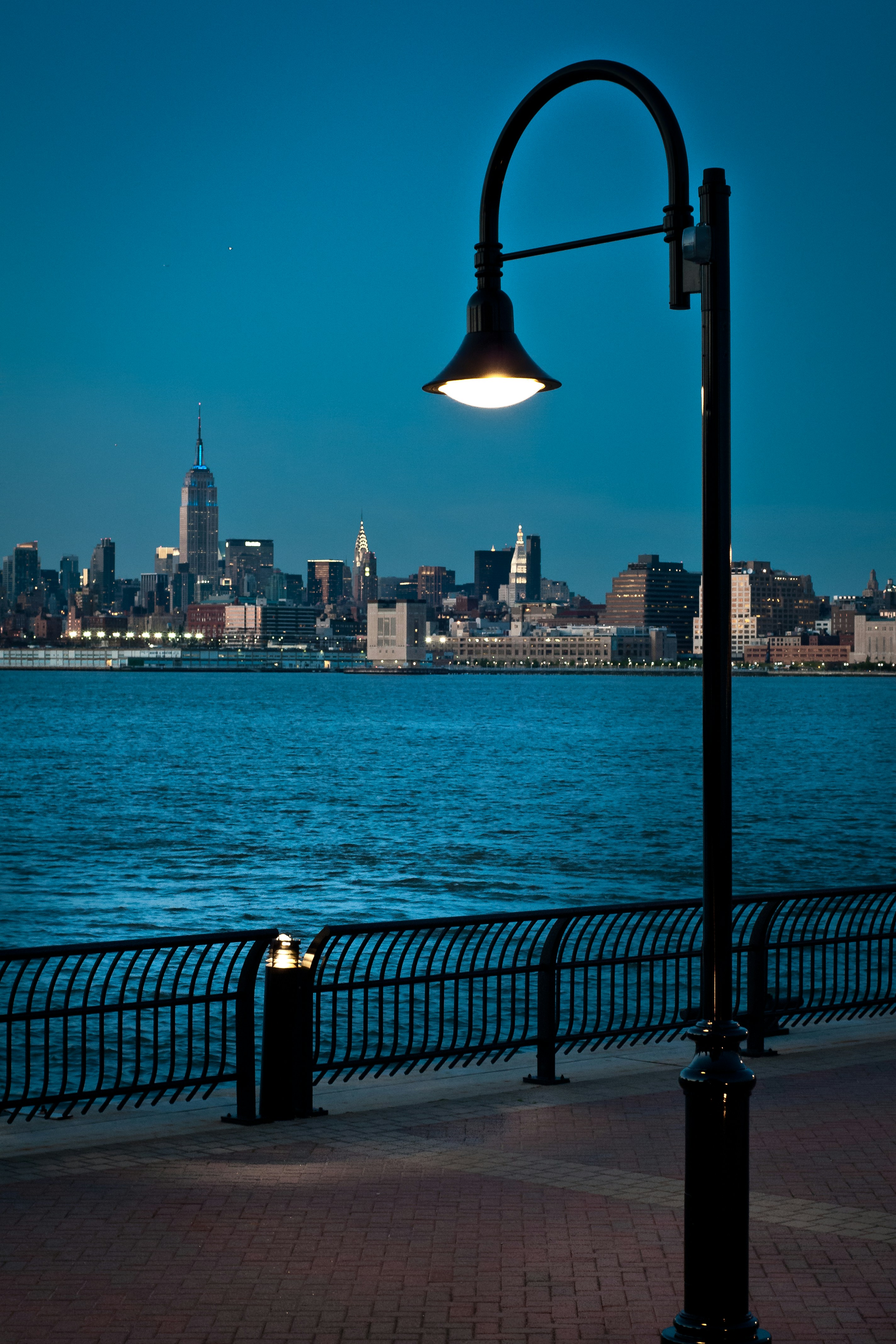 Lo skyline della città dall'altra parte dell'acqua al crepuscolo