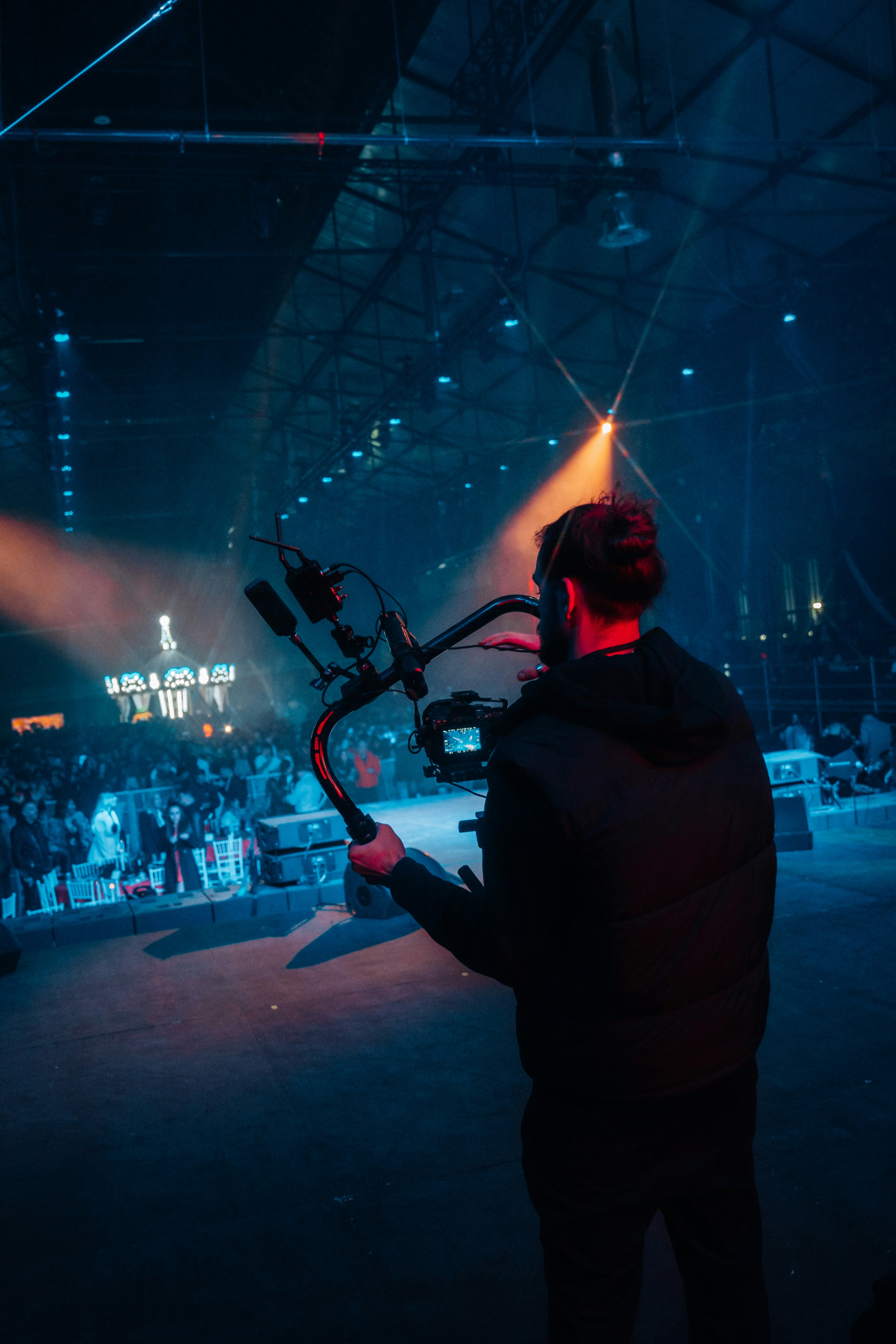 Cinéaste qui manie un gimbal avec caméra lors d’un événement