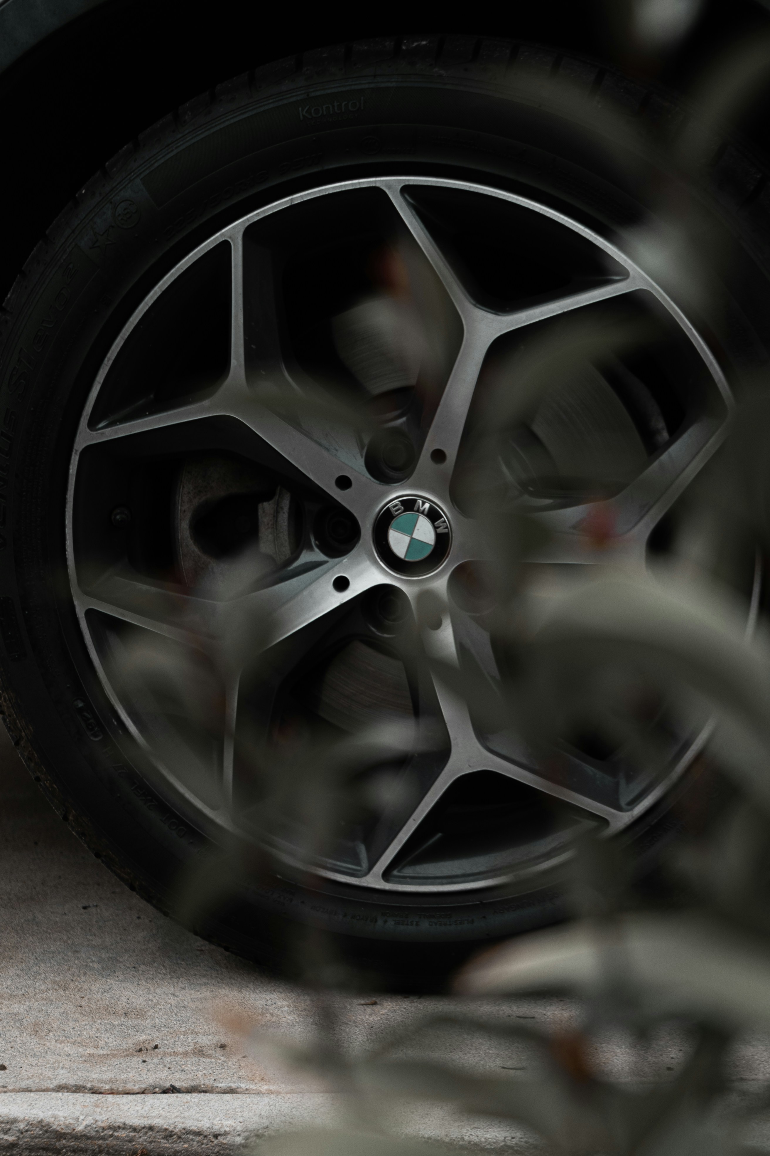 Gros plan d’une roue de BMW avec des rayons argentés.