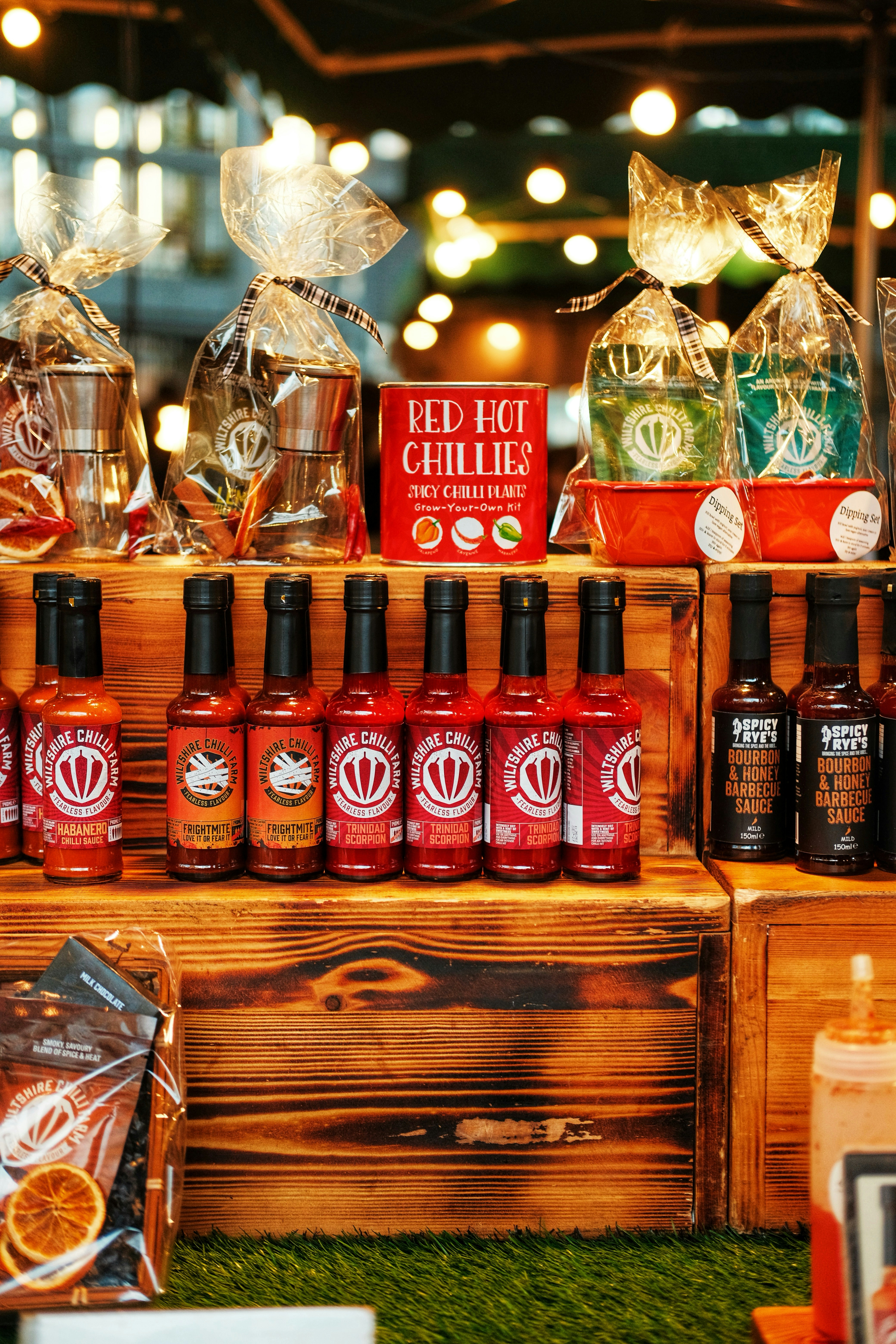 Botellas de salsa picante y sets de regalo en exhibición