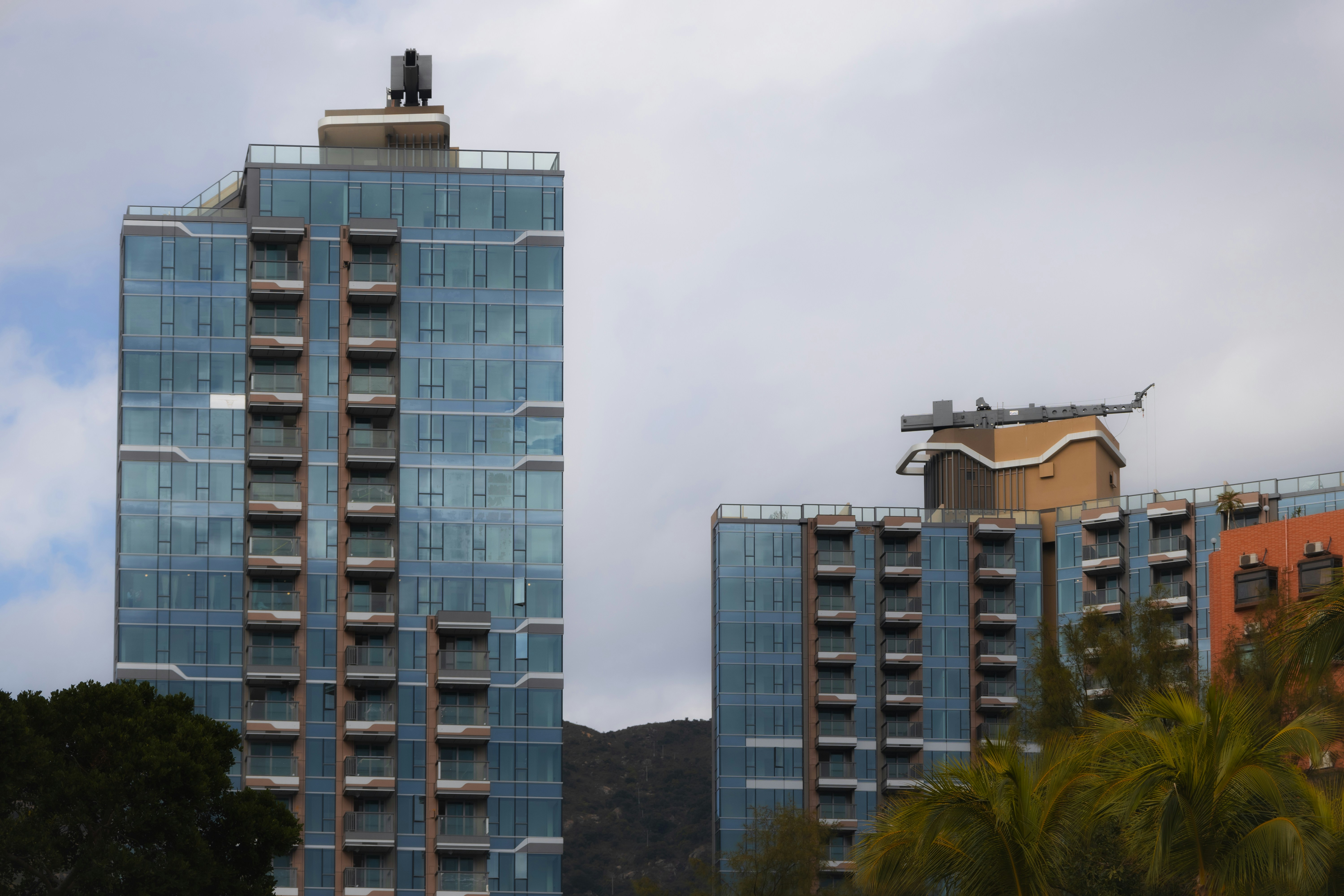 Moderne Glasbauten vor einem wolkigen Himmel