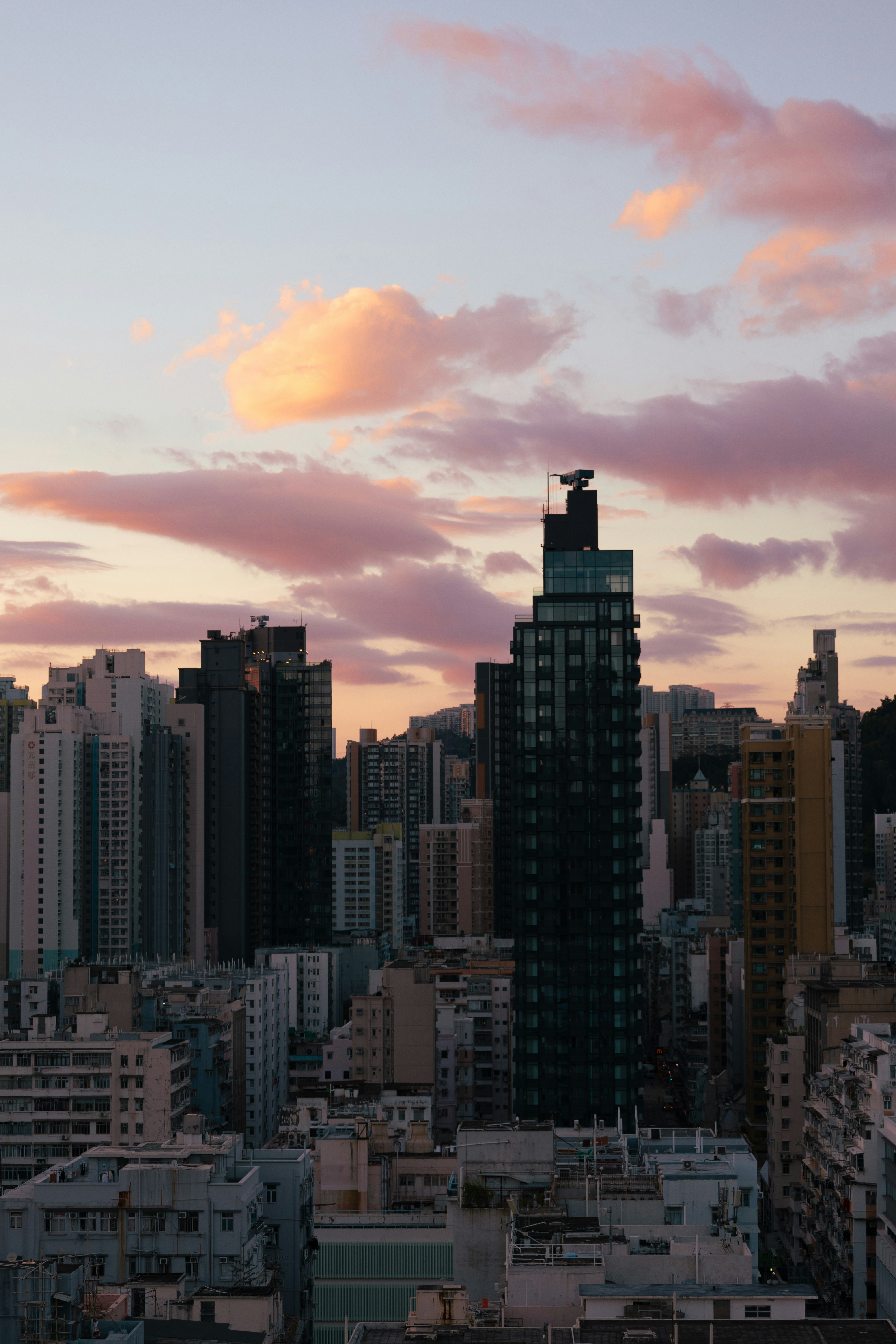 Horizonte de la ciudad con nubes al anochecer