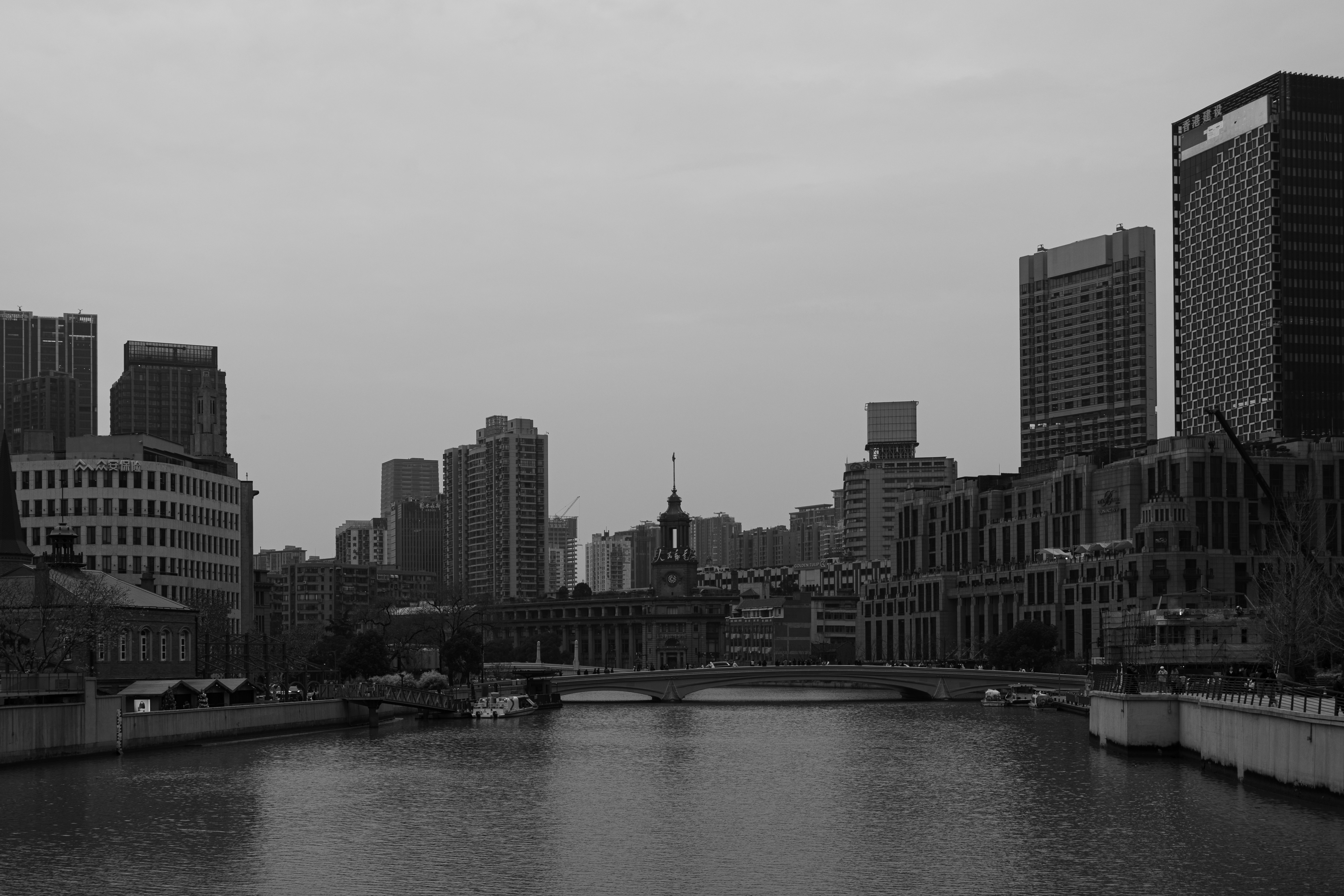 Paisaje urbano con río y edificios bajo un cielo nublado