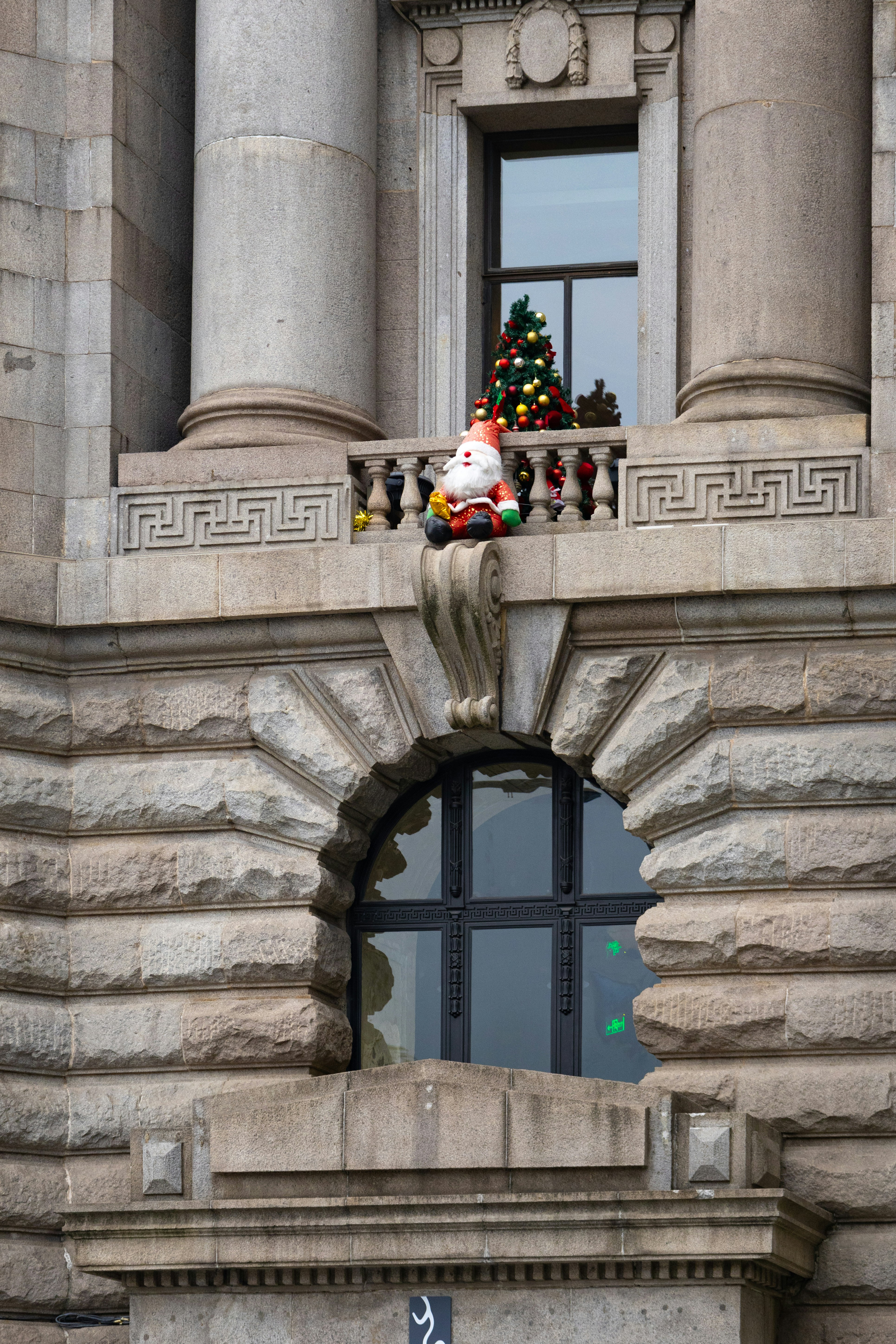 Papá Noel y el árbol de Navidad en el balcón del edificio