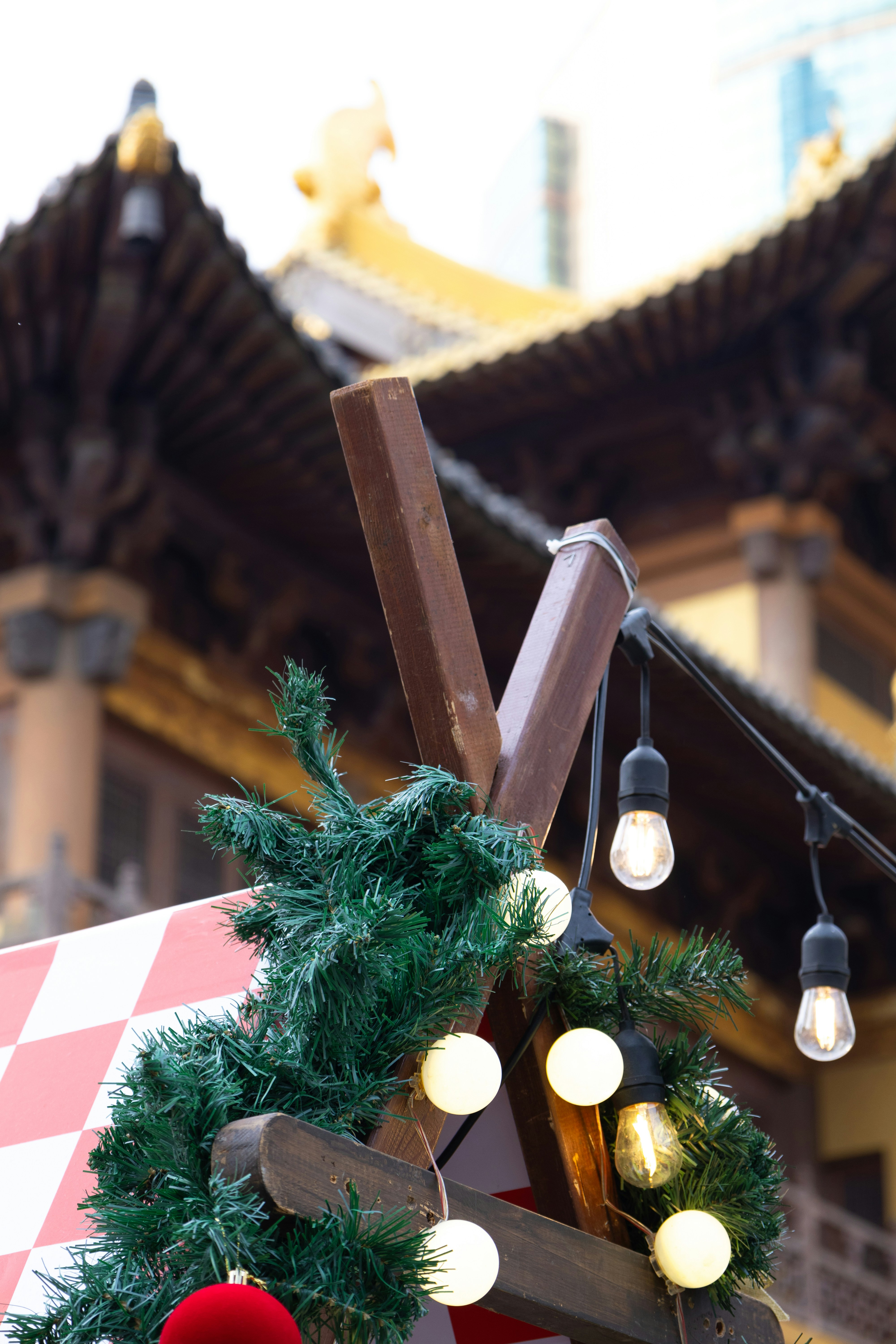 Decoraciones navideñas con el techo del templo al fondo