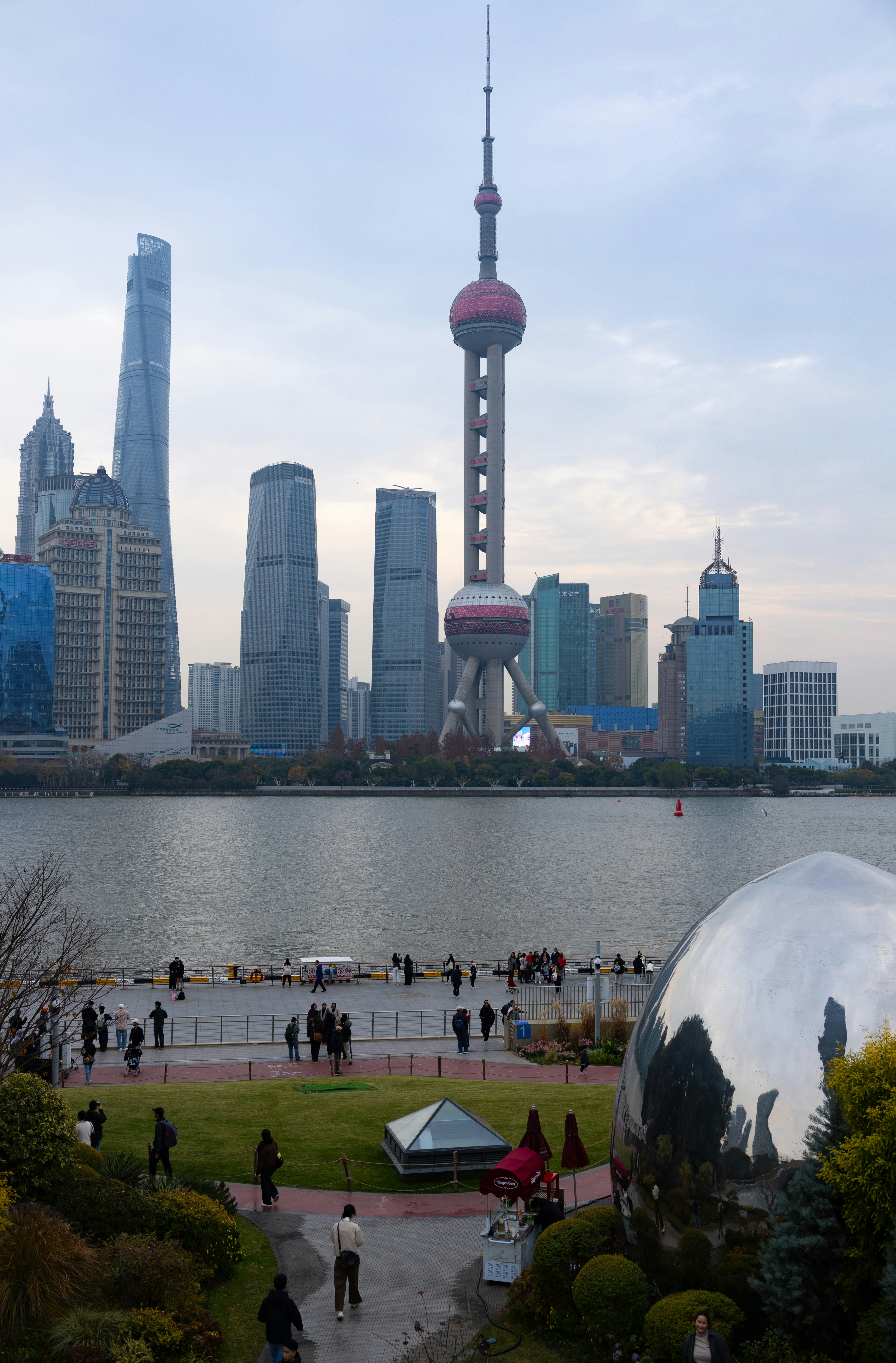 Horizonte moderno de Shanghái a lo largo del río Huangpu