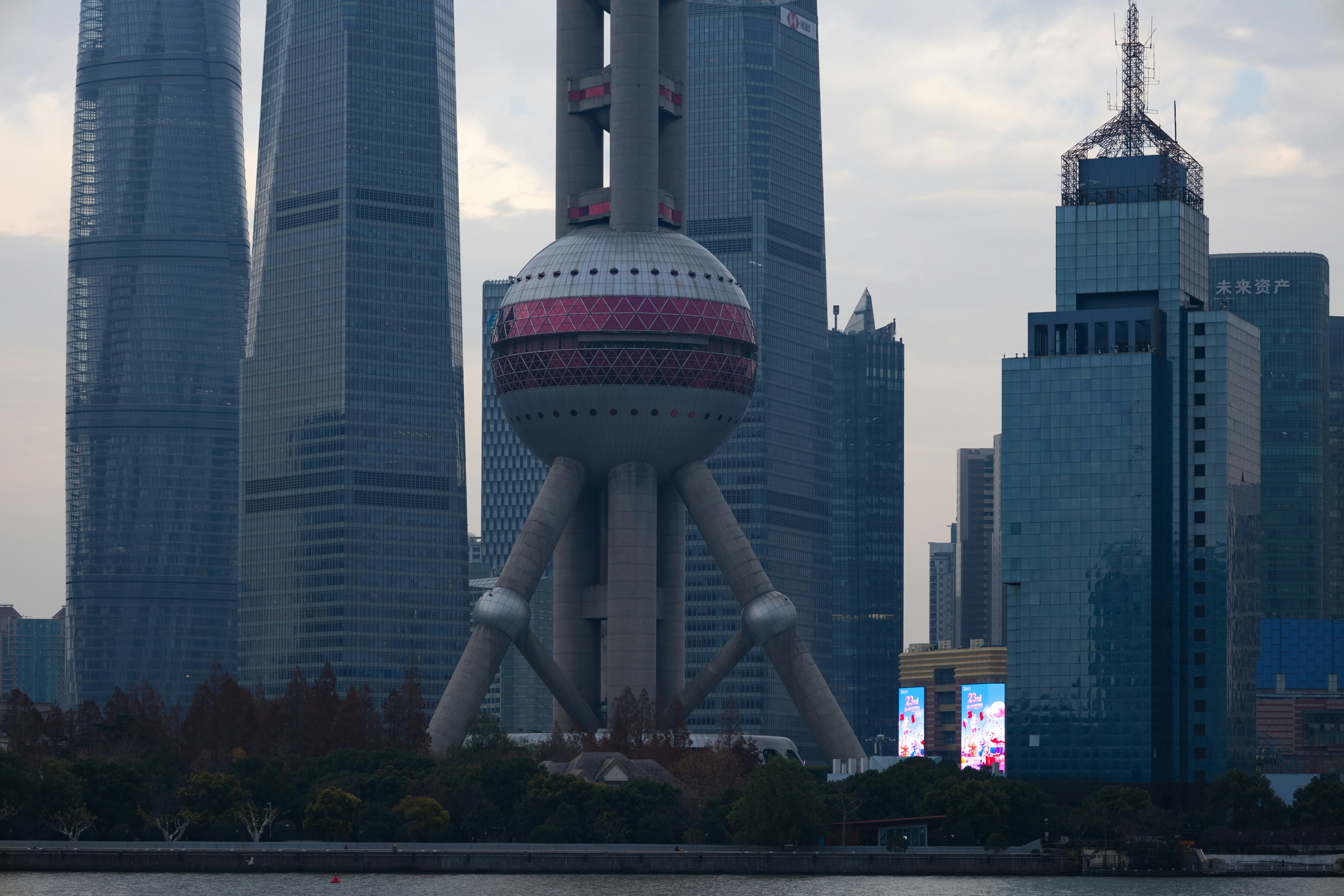 Rascacielos modernos y torre de perlas orientales en Shanghái