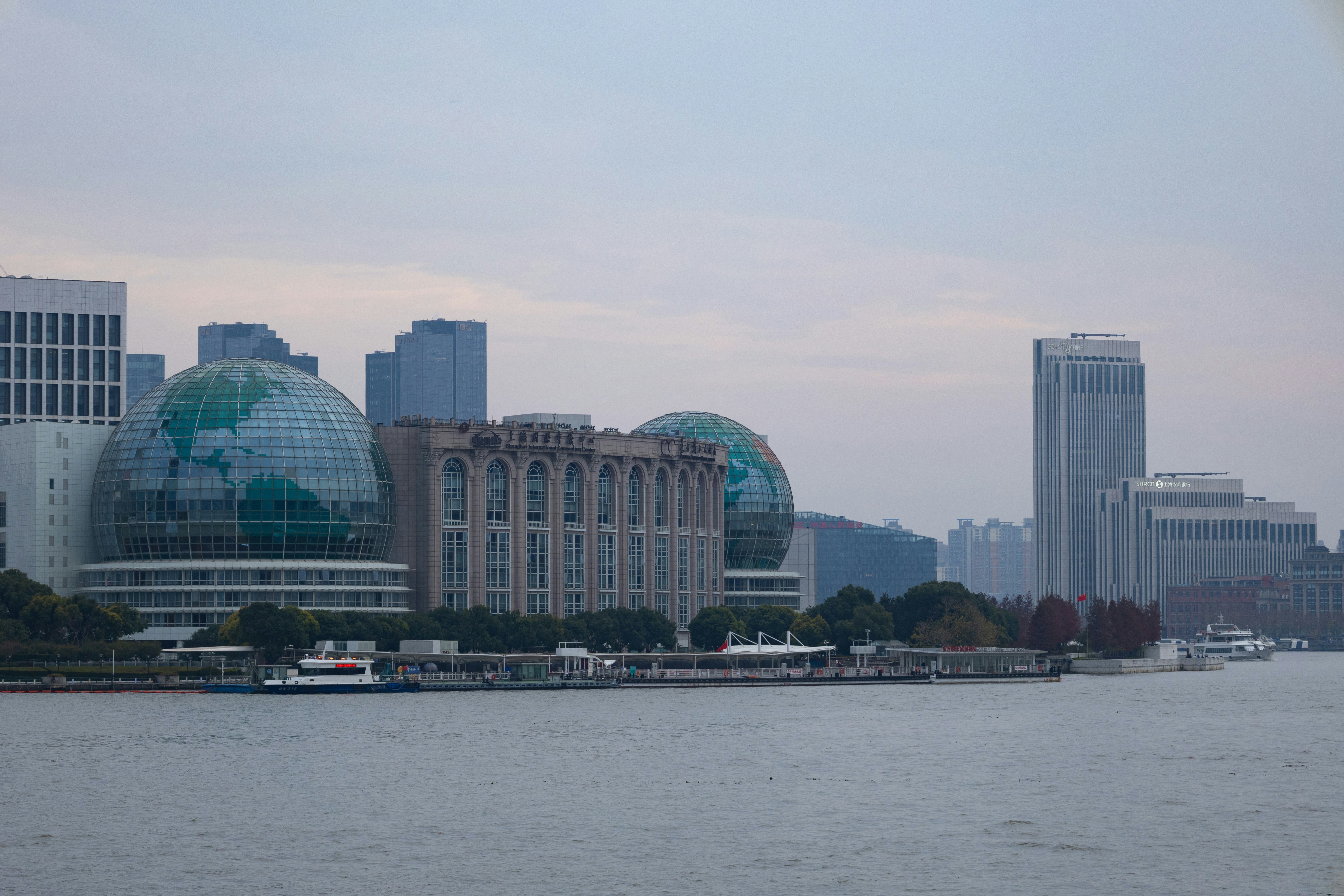 Edificios modernos con estructuras esféricas de cristal junto al agua.