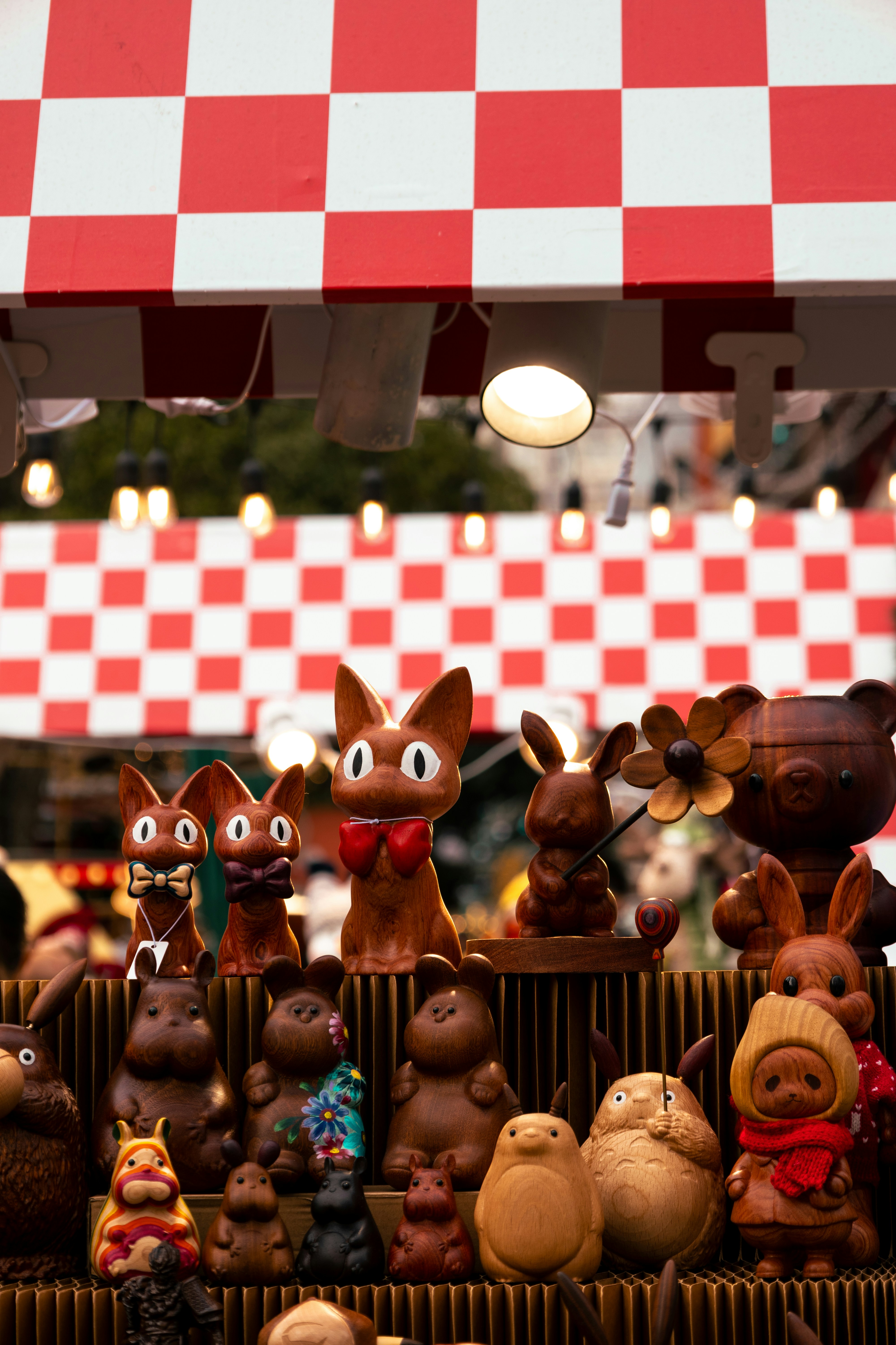 Varias figuritas de chocolate expuestas en un puesto del mercado.