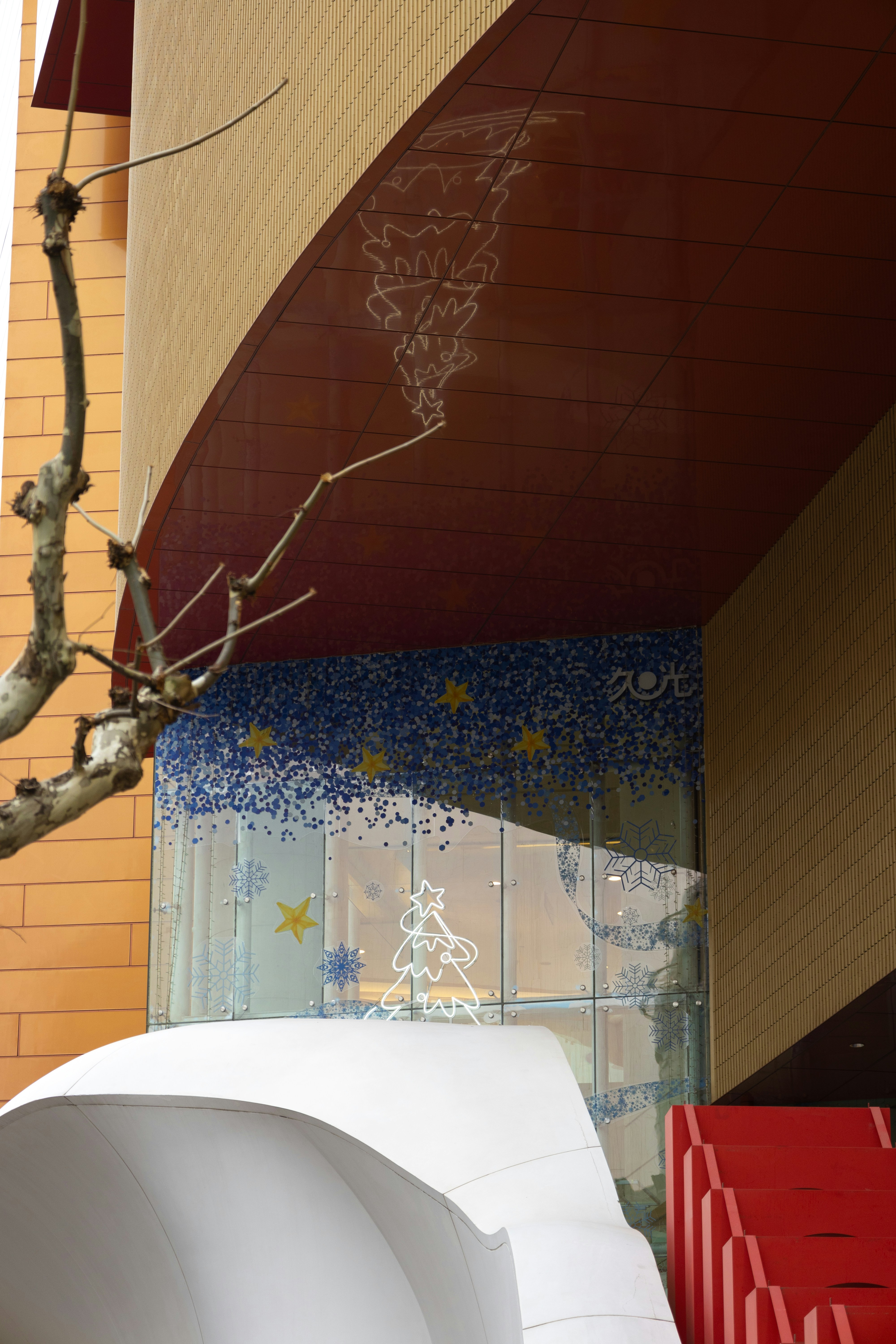 Fachada moderna de edificios con mosaicos abstractos y detalles de vidrio