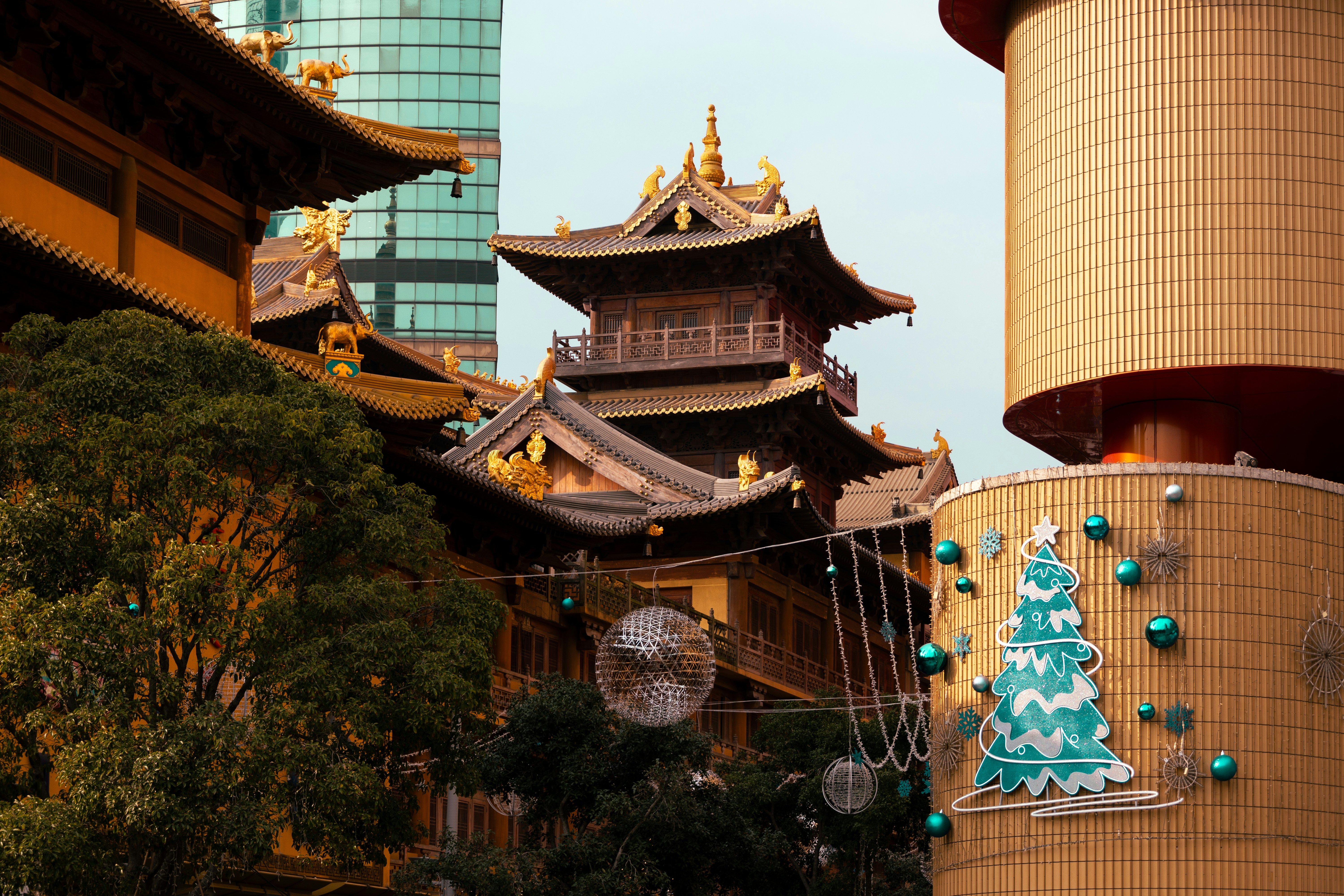 Arquitectura tradicional de templos junto a edificios modernos