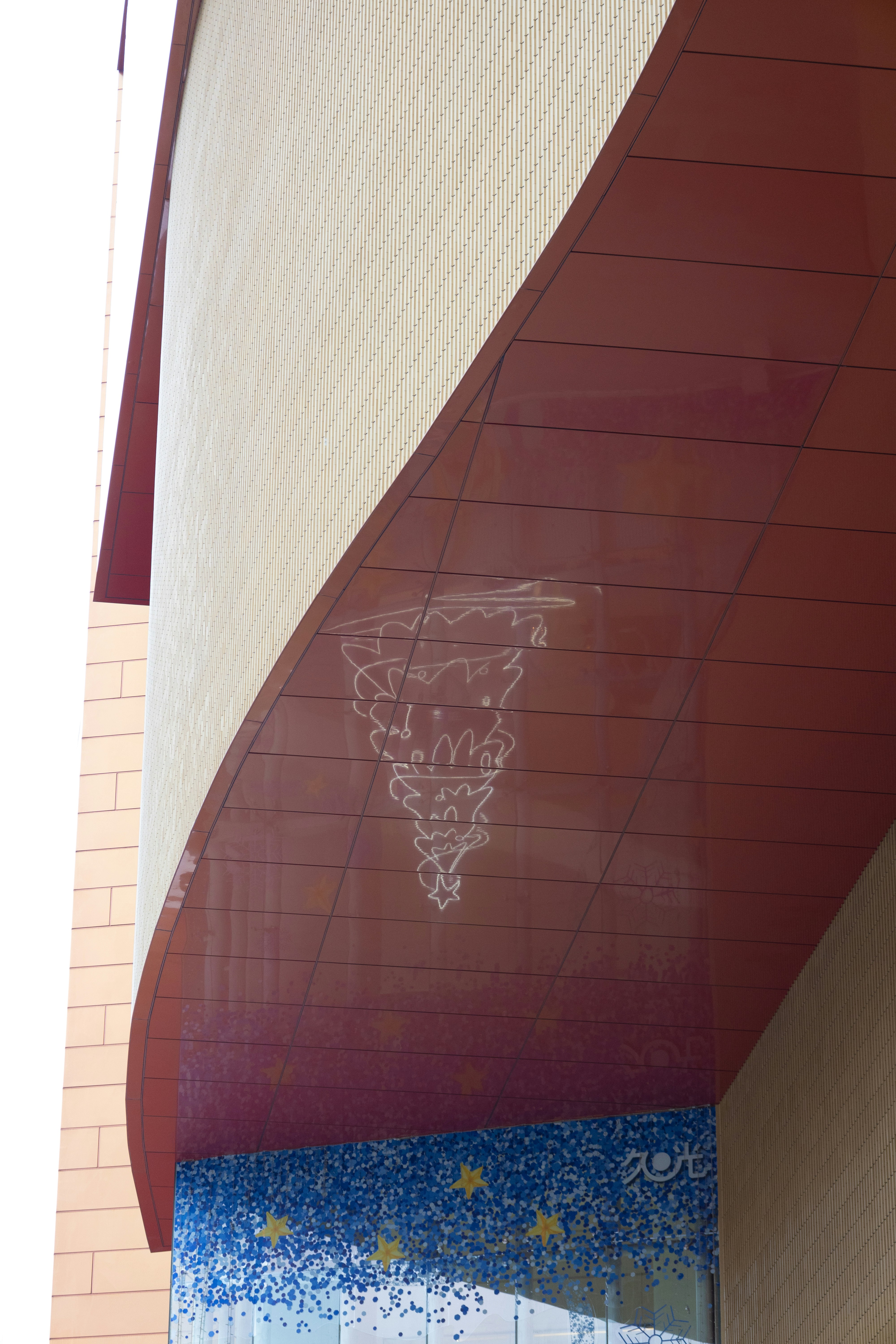 Fachada moderna de edificio con detalles abstractos en mosaico