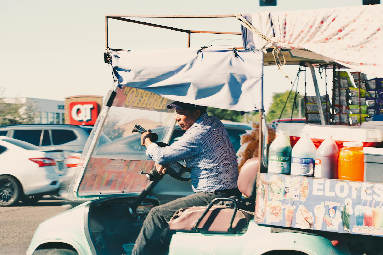Carrito colorido de elotes y bebidas