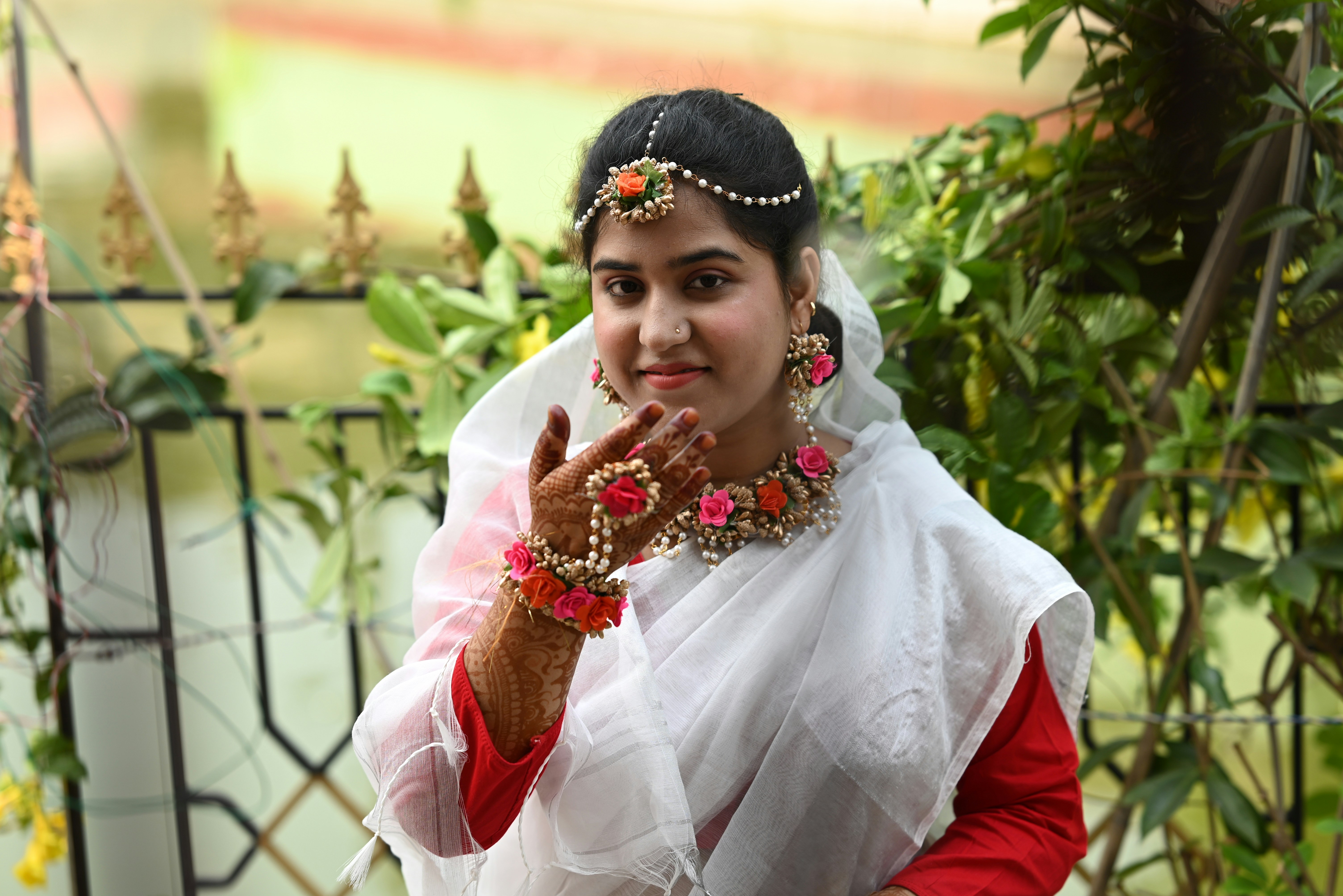 Eine junge Frau in traditioneller indischer Kleidung mit Blumenschmuck.