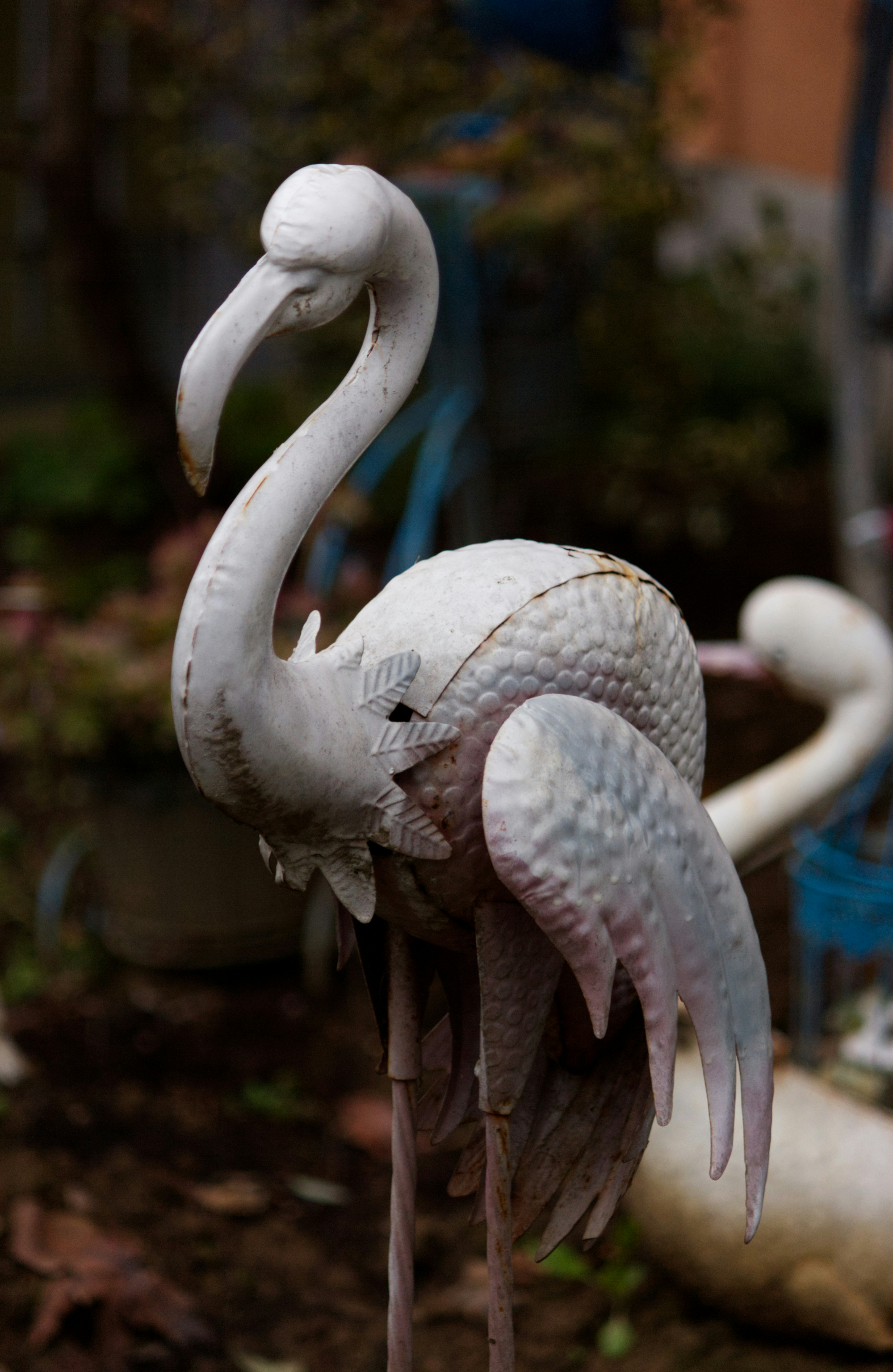 Statua del fenicottero bianco in un giardino
