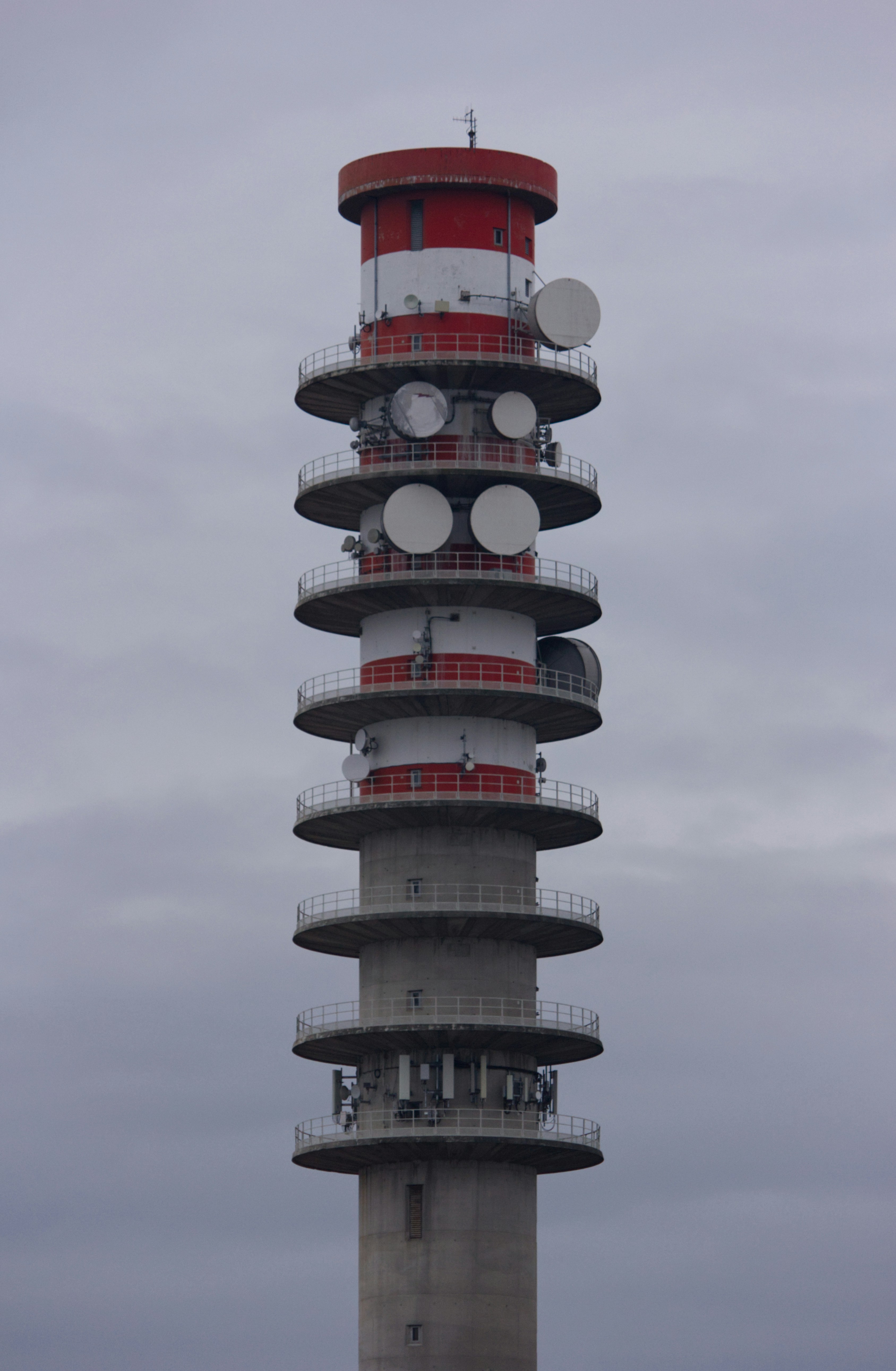 Una torre de telecomunicaciones alta con múltiples antenas